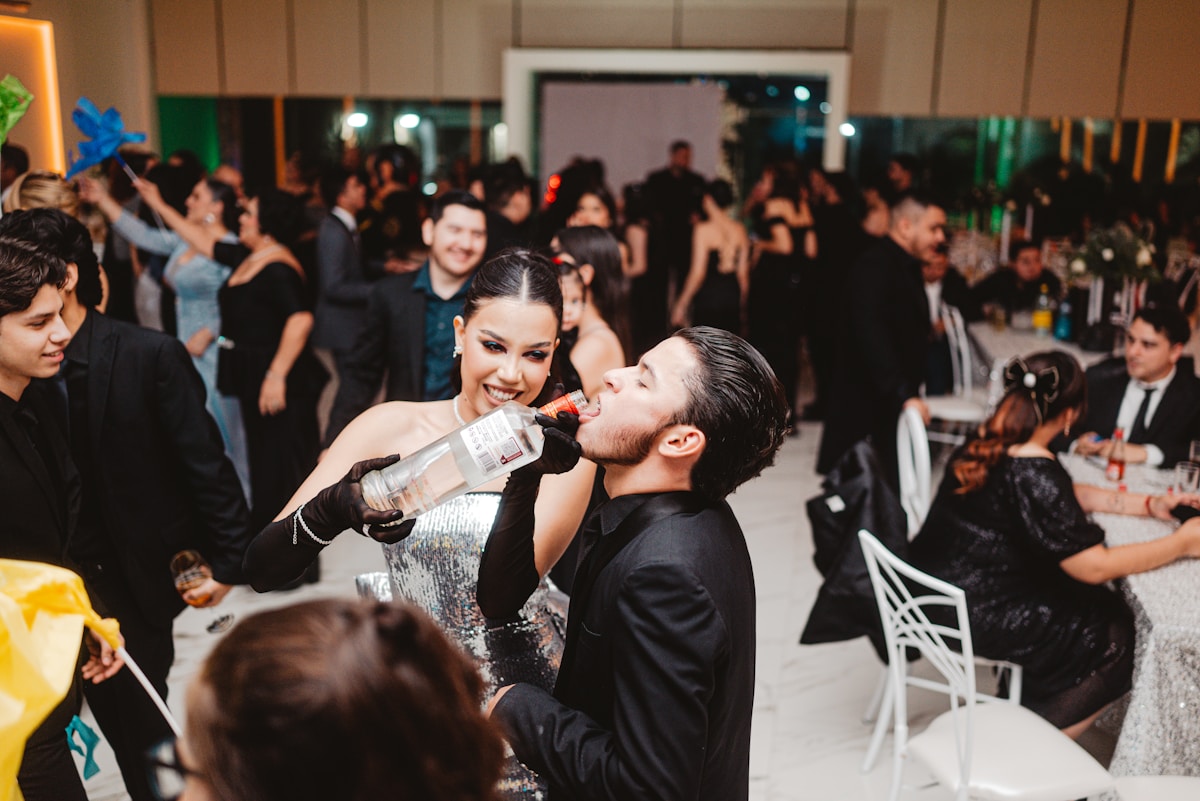 Pessoa com mão no peito sentindo desconforto digestivo