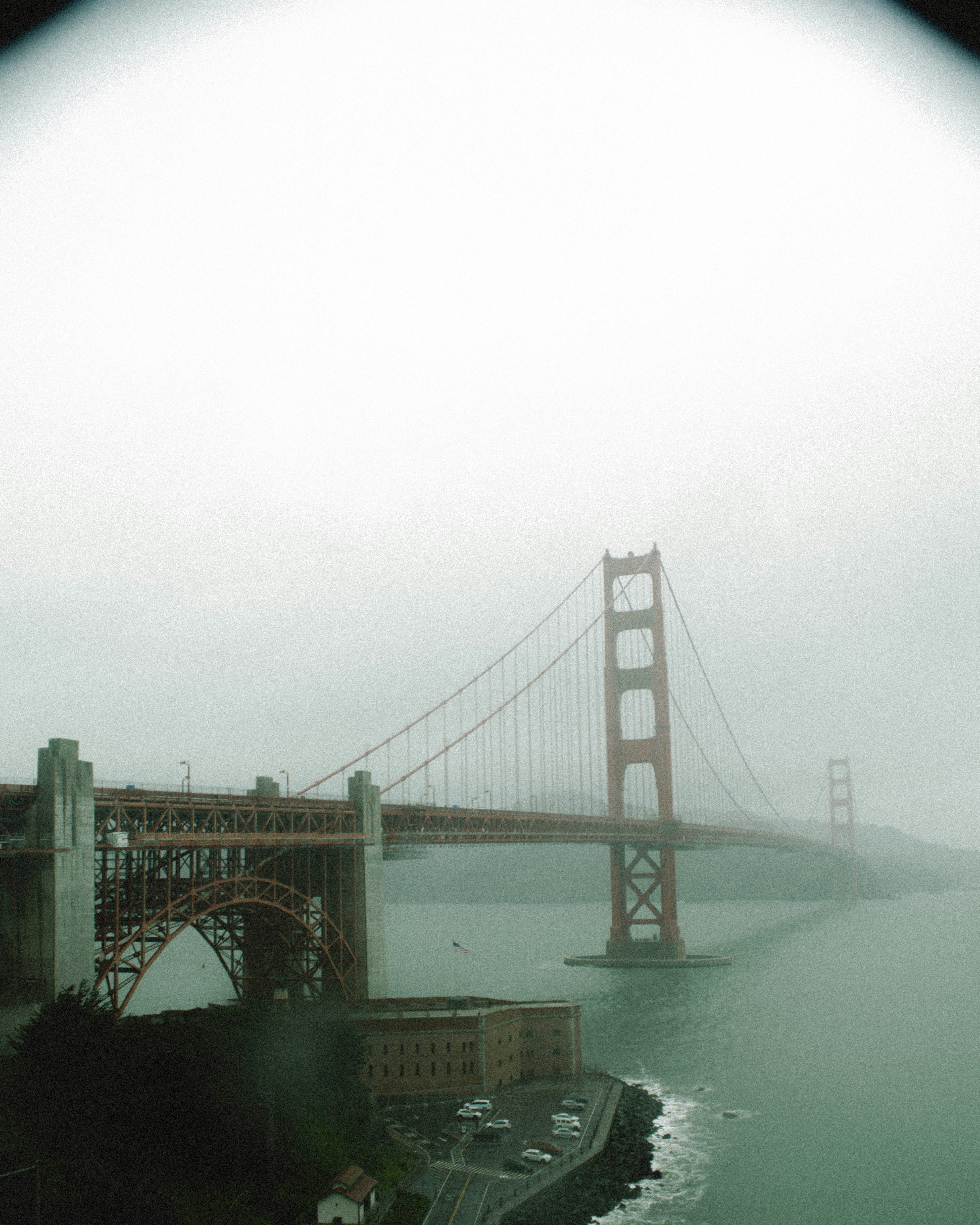 El puente Golden Gate envuelto en niebla sobre el océano.