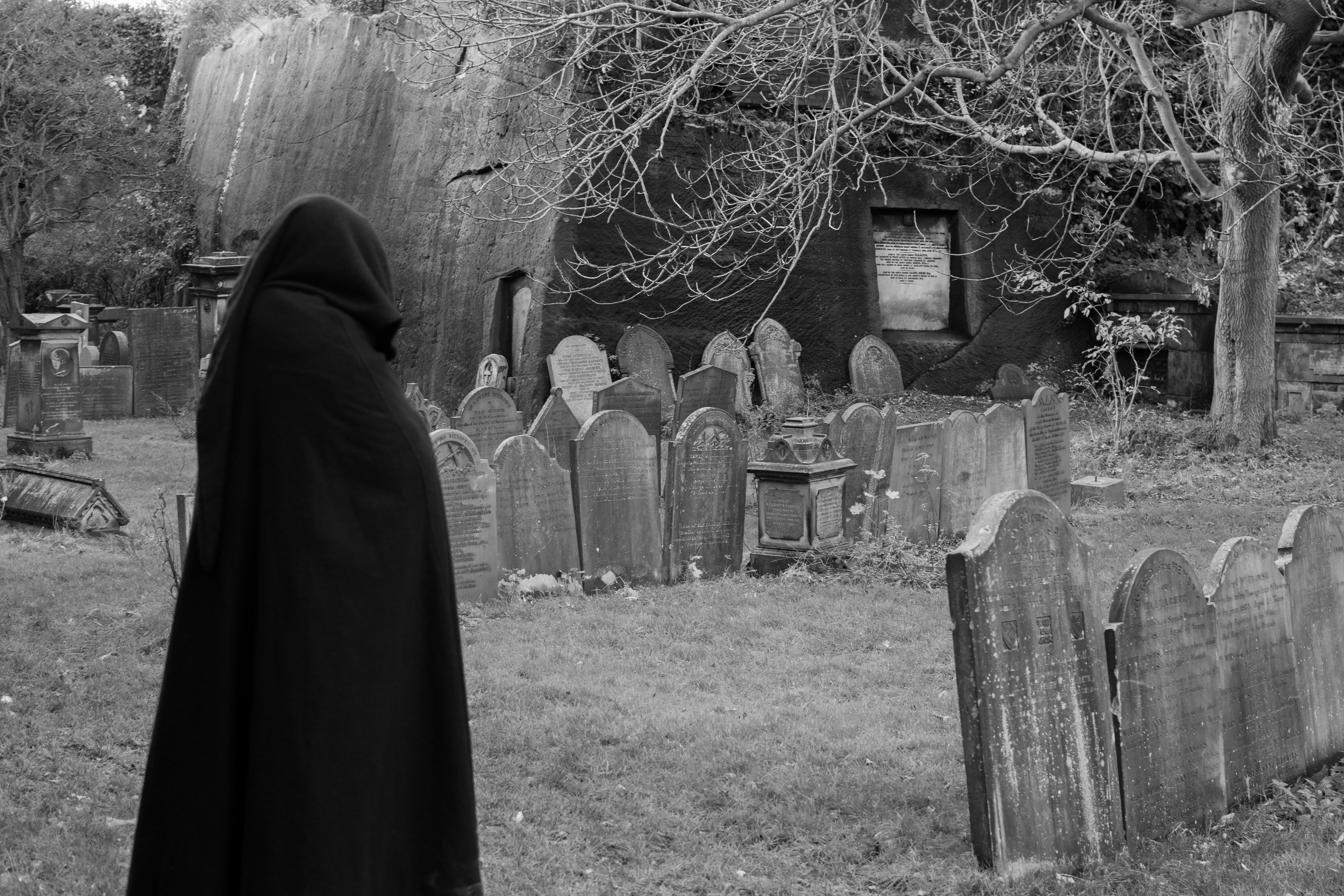 Figura con mantello nero si trova nel vecchio cimitero.