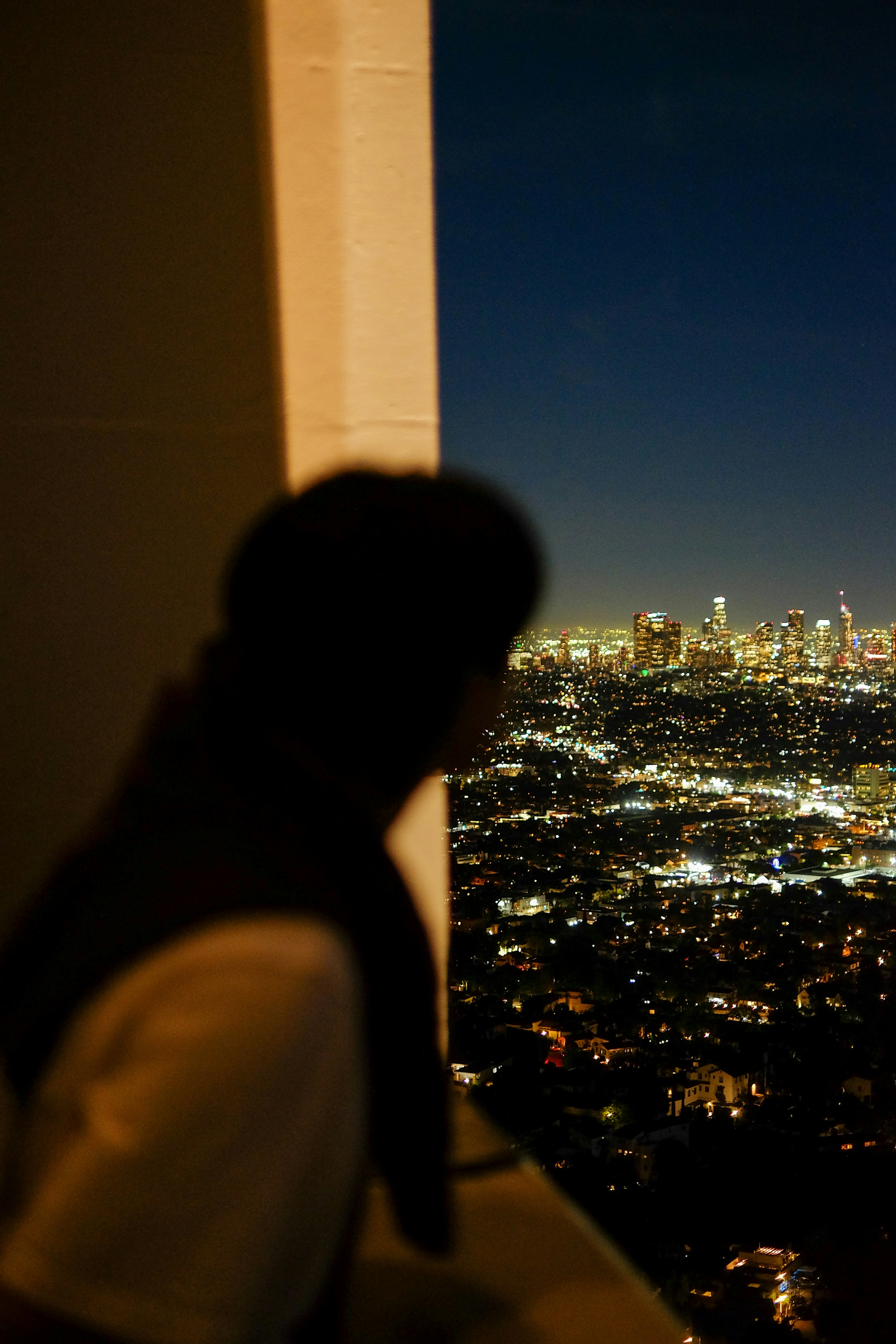 夜の街灯を見下ろす人物のシルエット