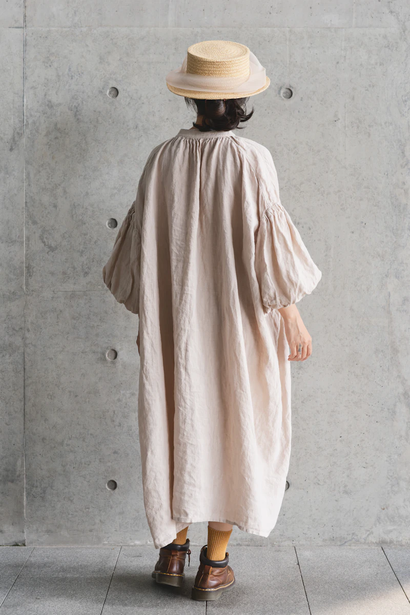 Vestido de linho com chapéu de palha