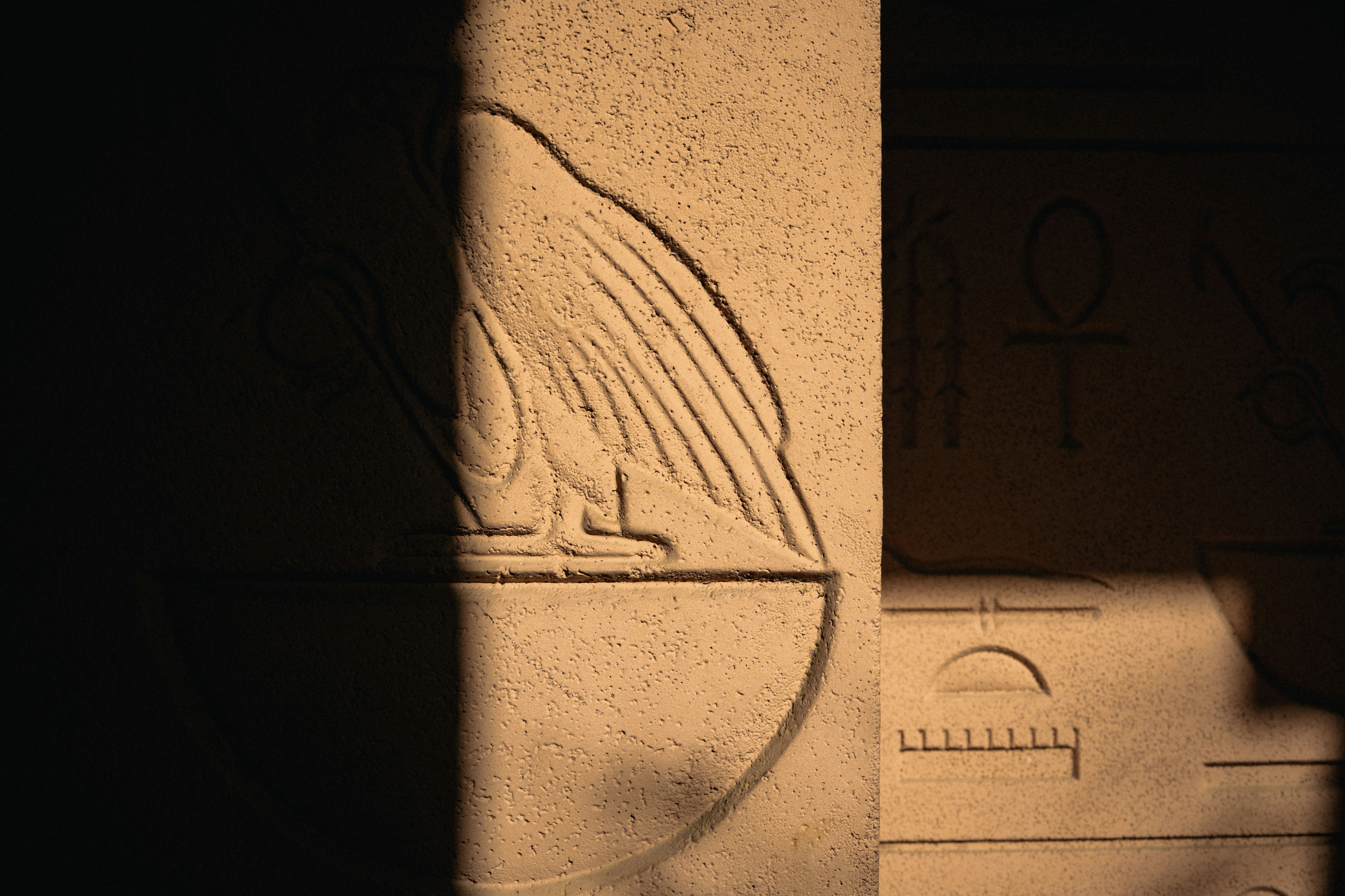 Hiéroglyphes égyptiens anciens gravés dans la pierre