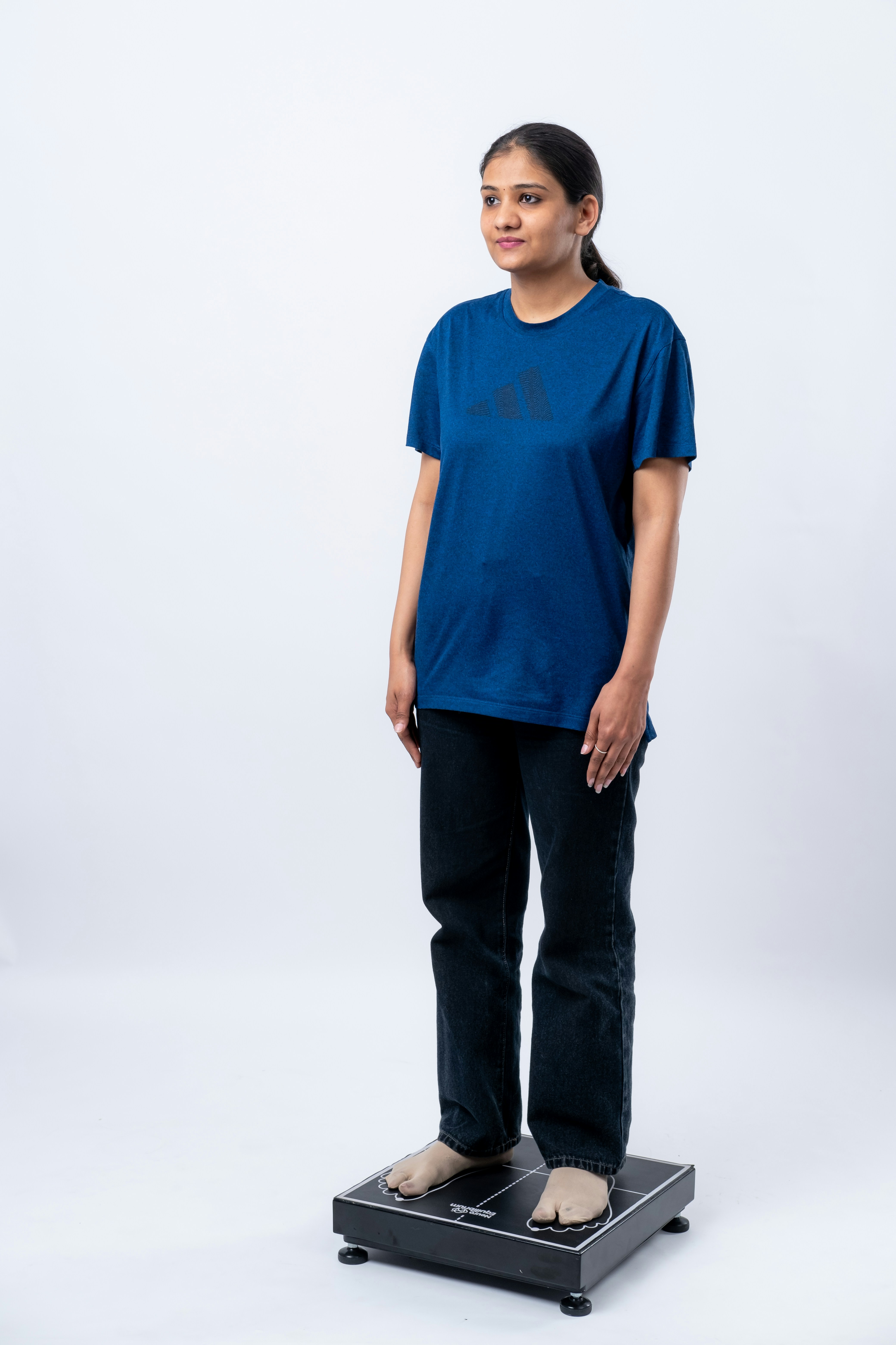 Eine Frau steht auf einer Waage