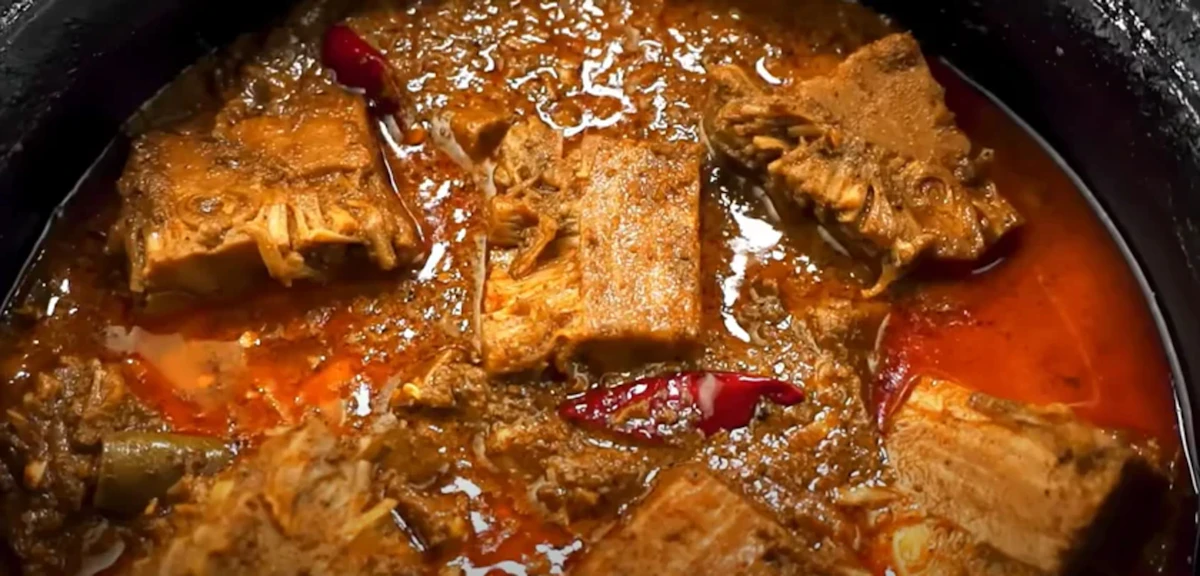 Nồi canh cay Hàn Quốc với ớt đỏ và rau củ