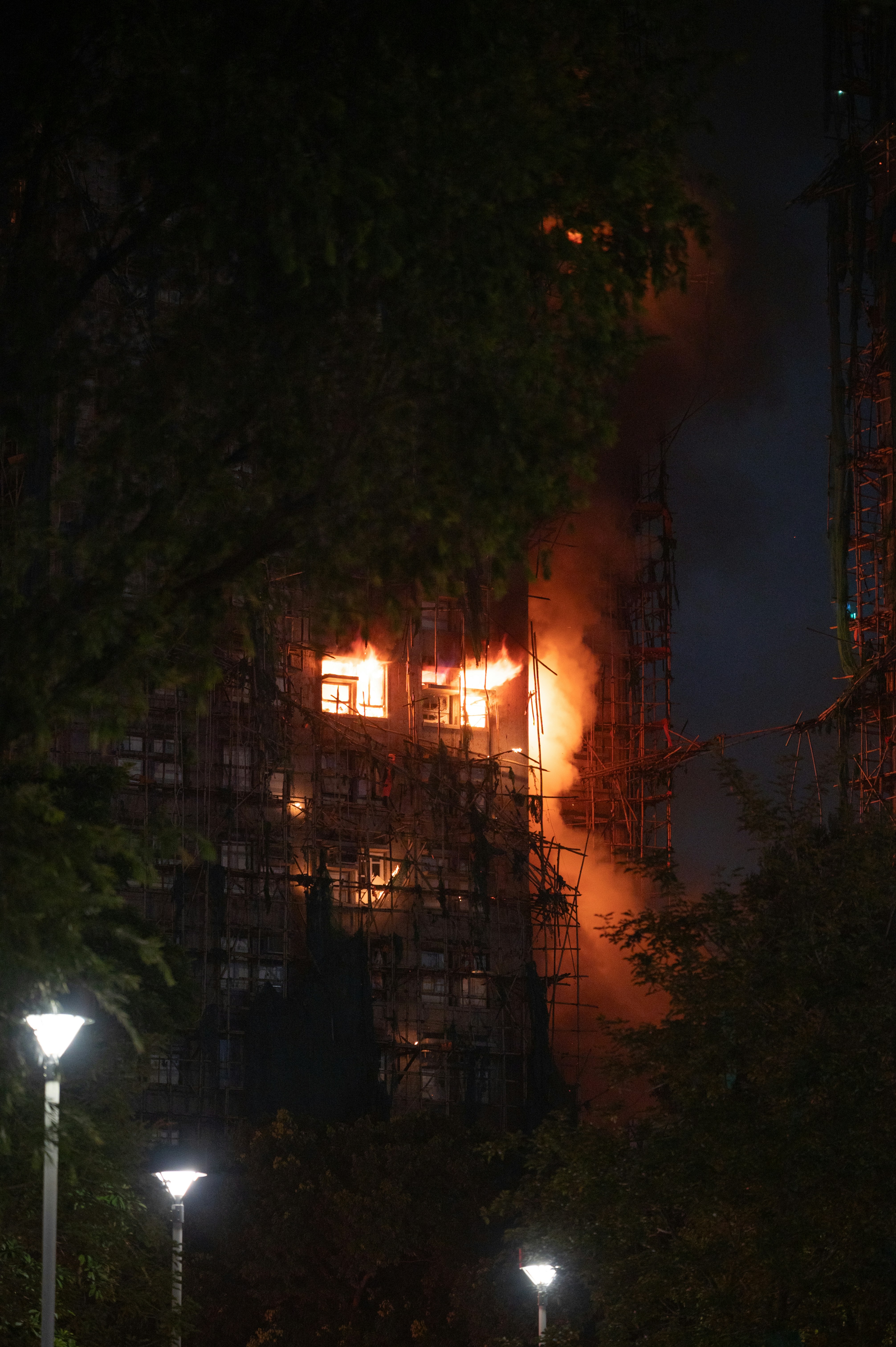 Prédio tomado pelas chamas à noite
