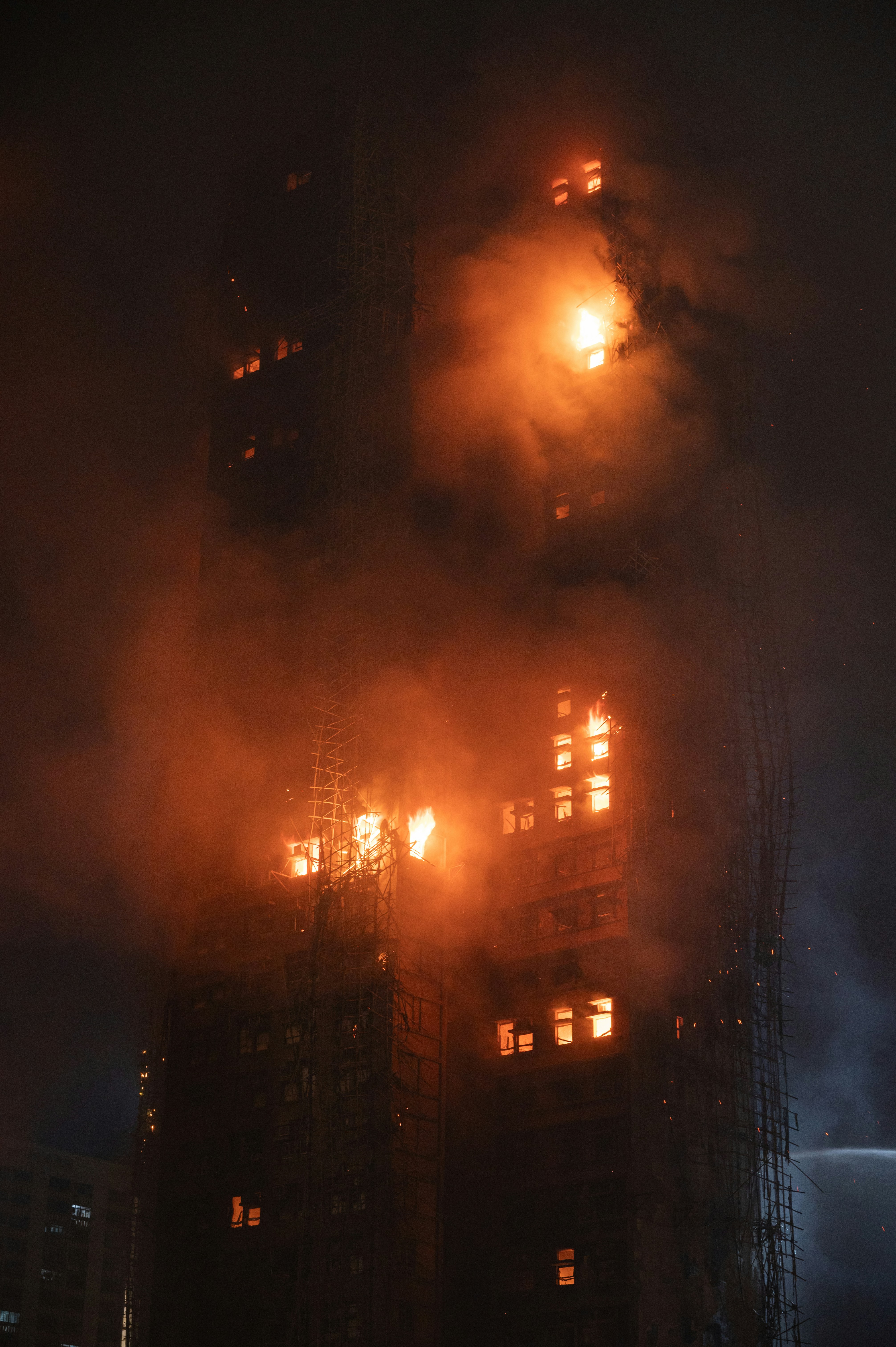 Arranha-céu tomado pelas chamas à noite