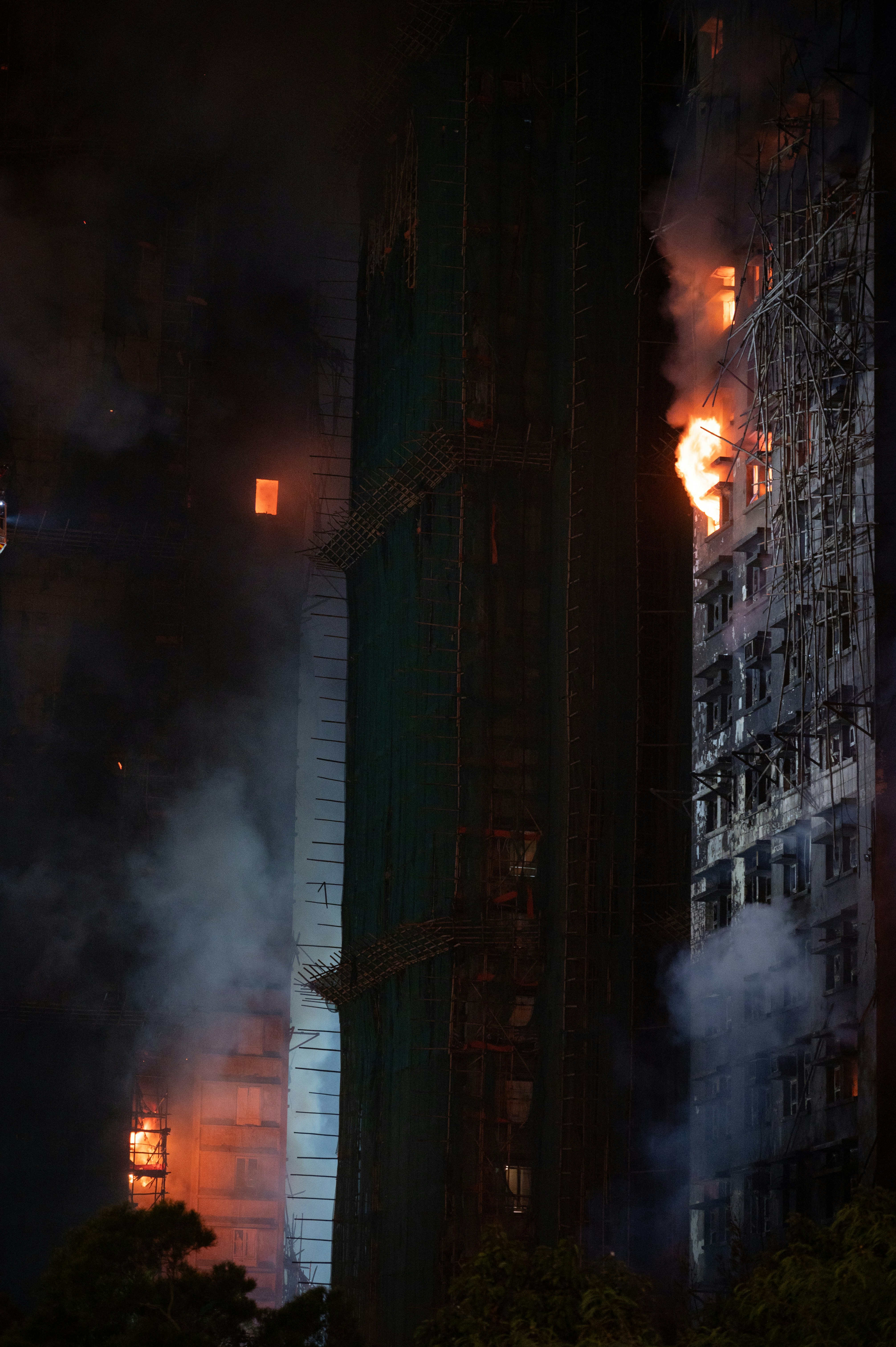 Arranha-céus envoltos em chamas à noite