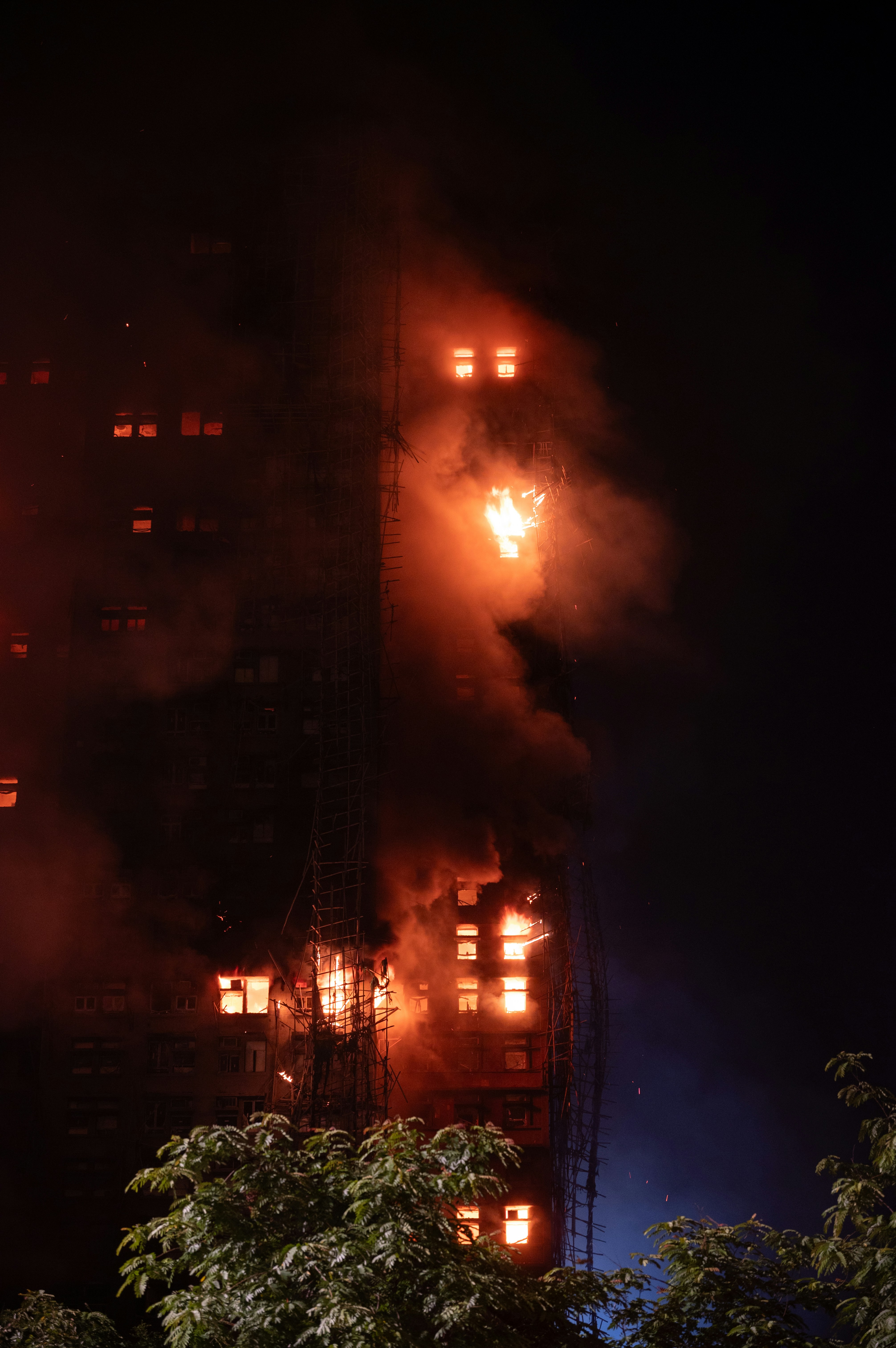 Prédio tomado pelas chamas à noite