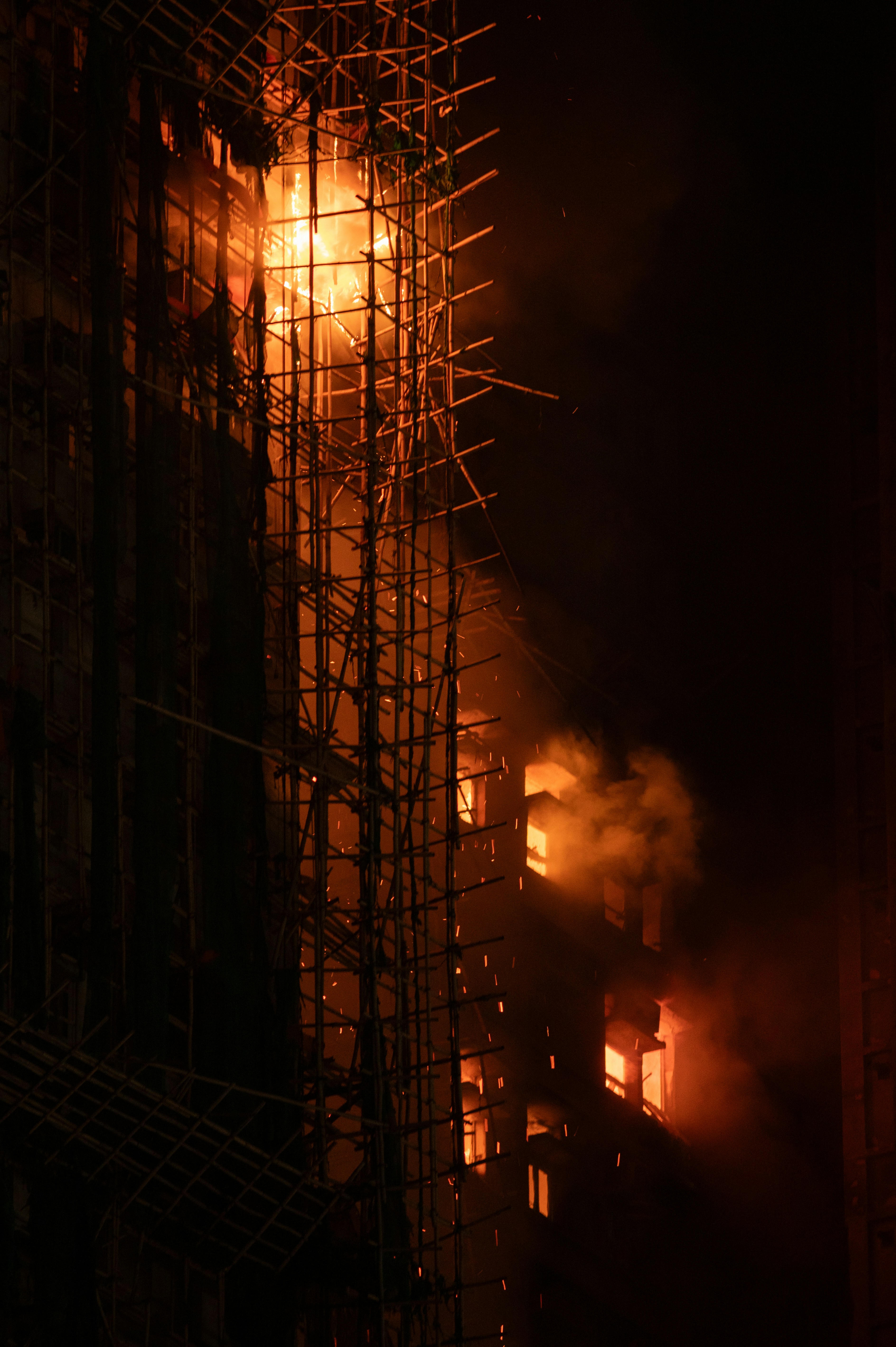 Prédio tomado pelas chamas à noite