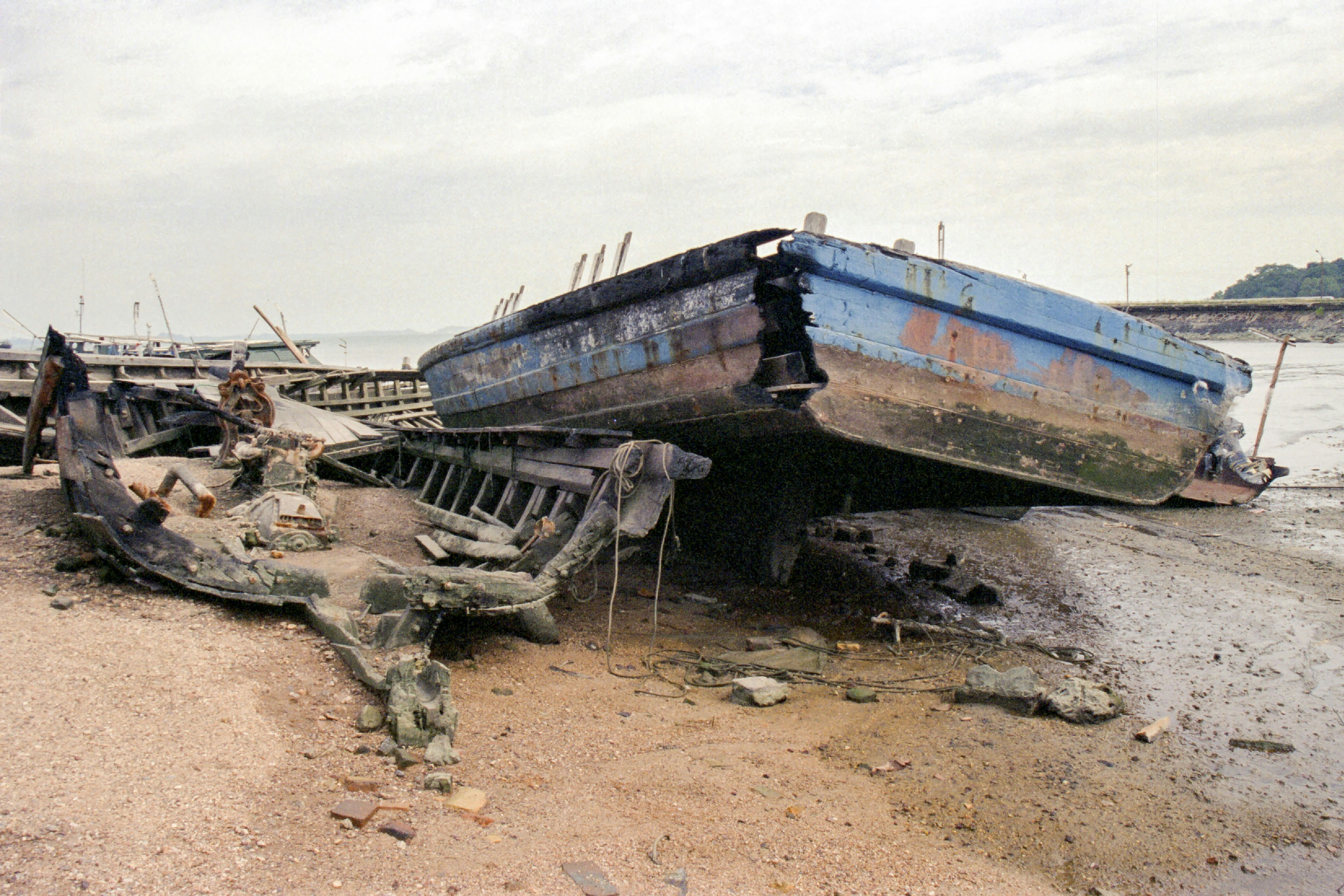 Schiffswrack, das an einem sandigen Ufer ruht