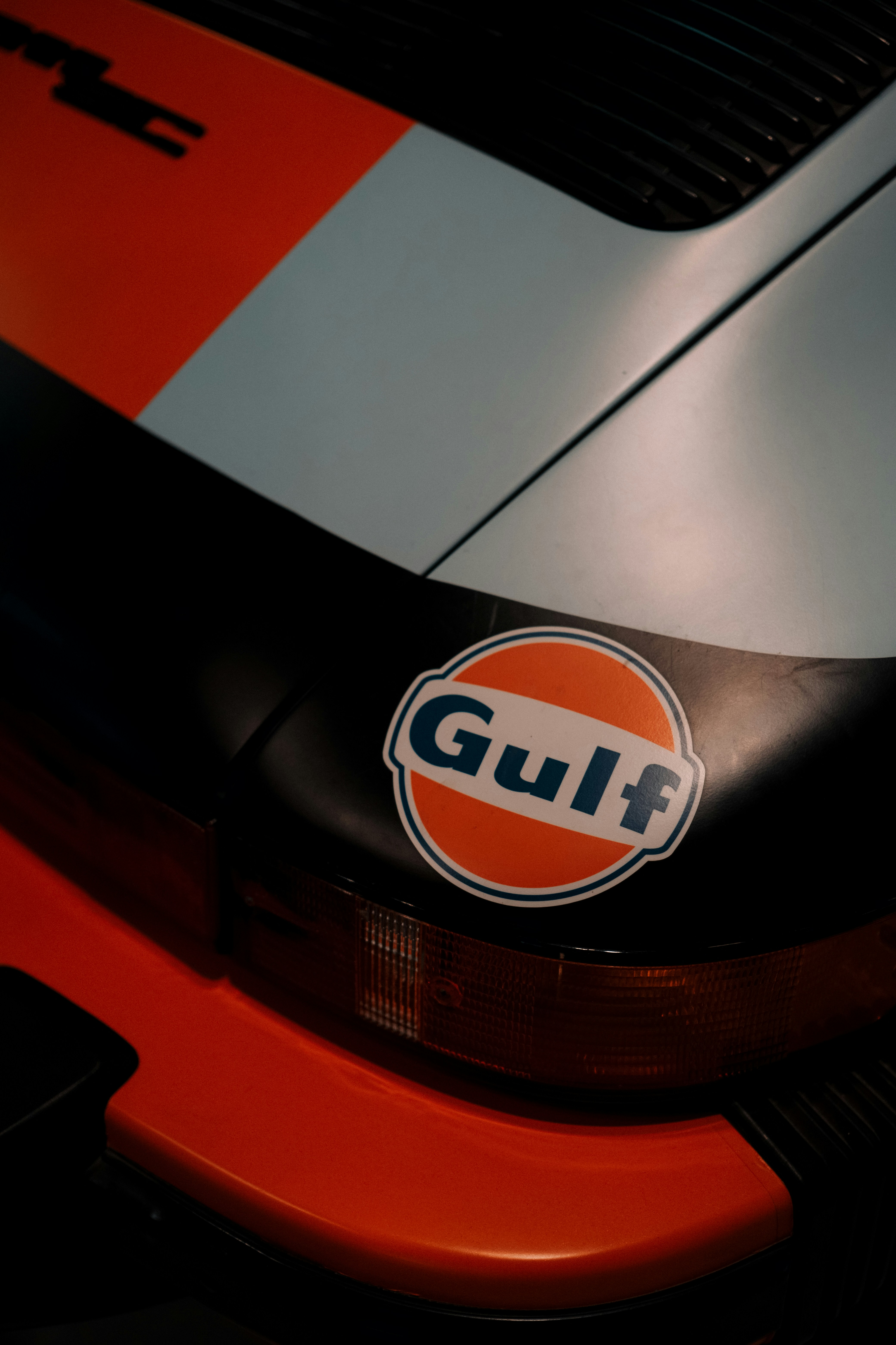 Primo piano di un'auto da corsa d'epoca con il logo del golfo.