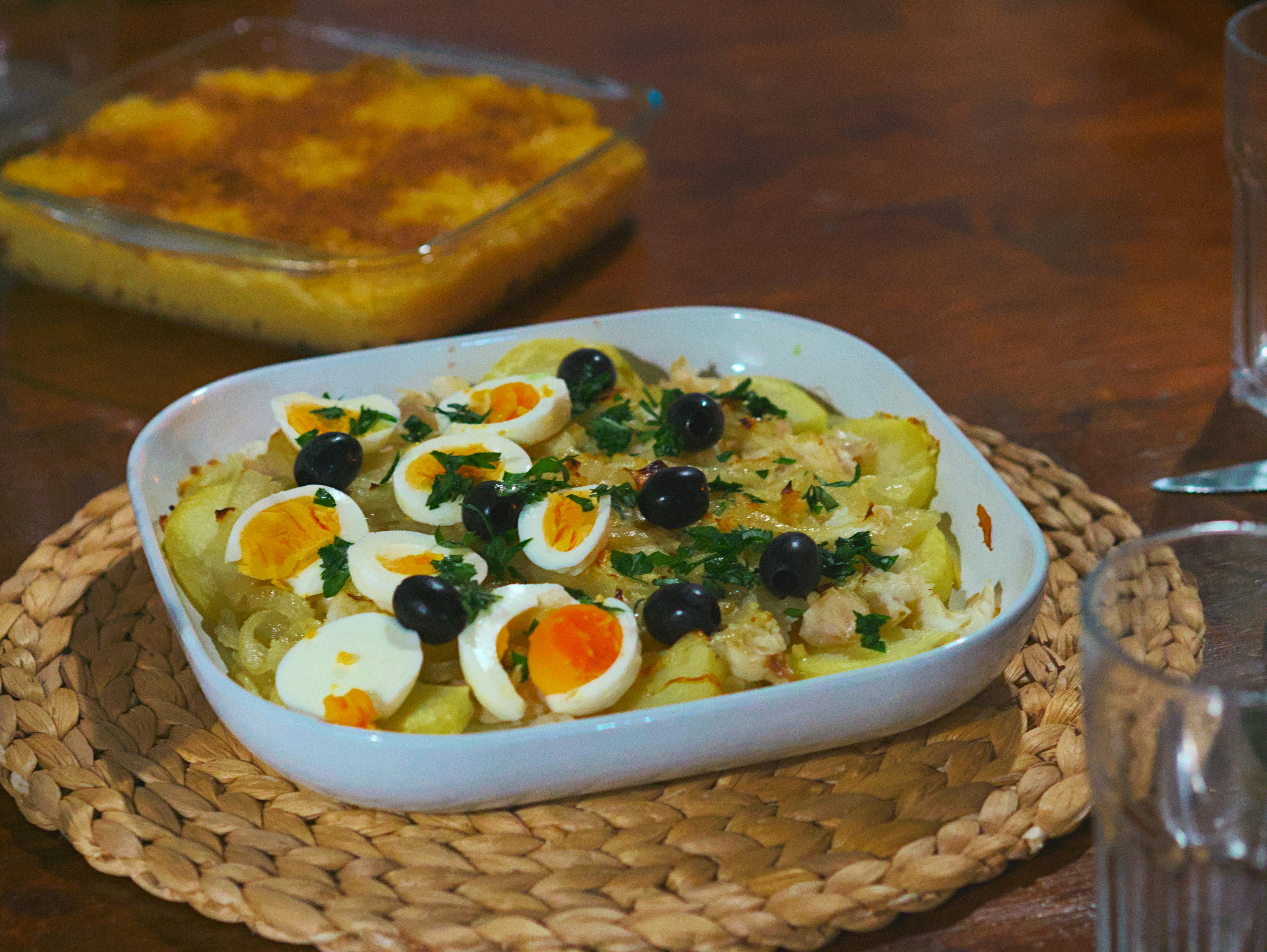 Bacalhau à Gomes de Sá com Aletria em plano de fundo