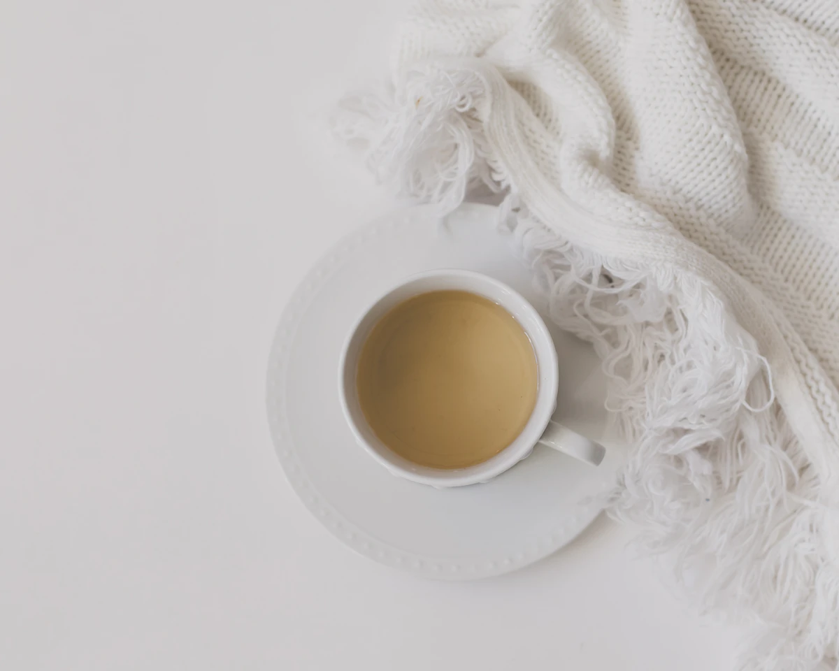 Tasse Tee auf einer weißen Decke
