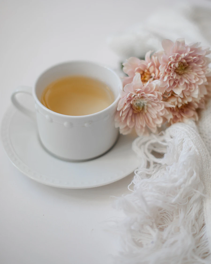 Ruhige Wellness-Szene mit Tee und Blumen