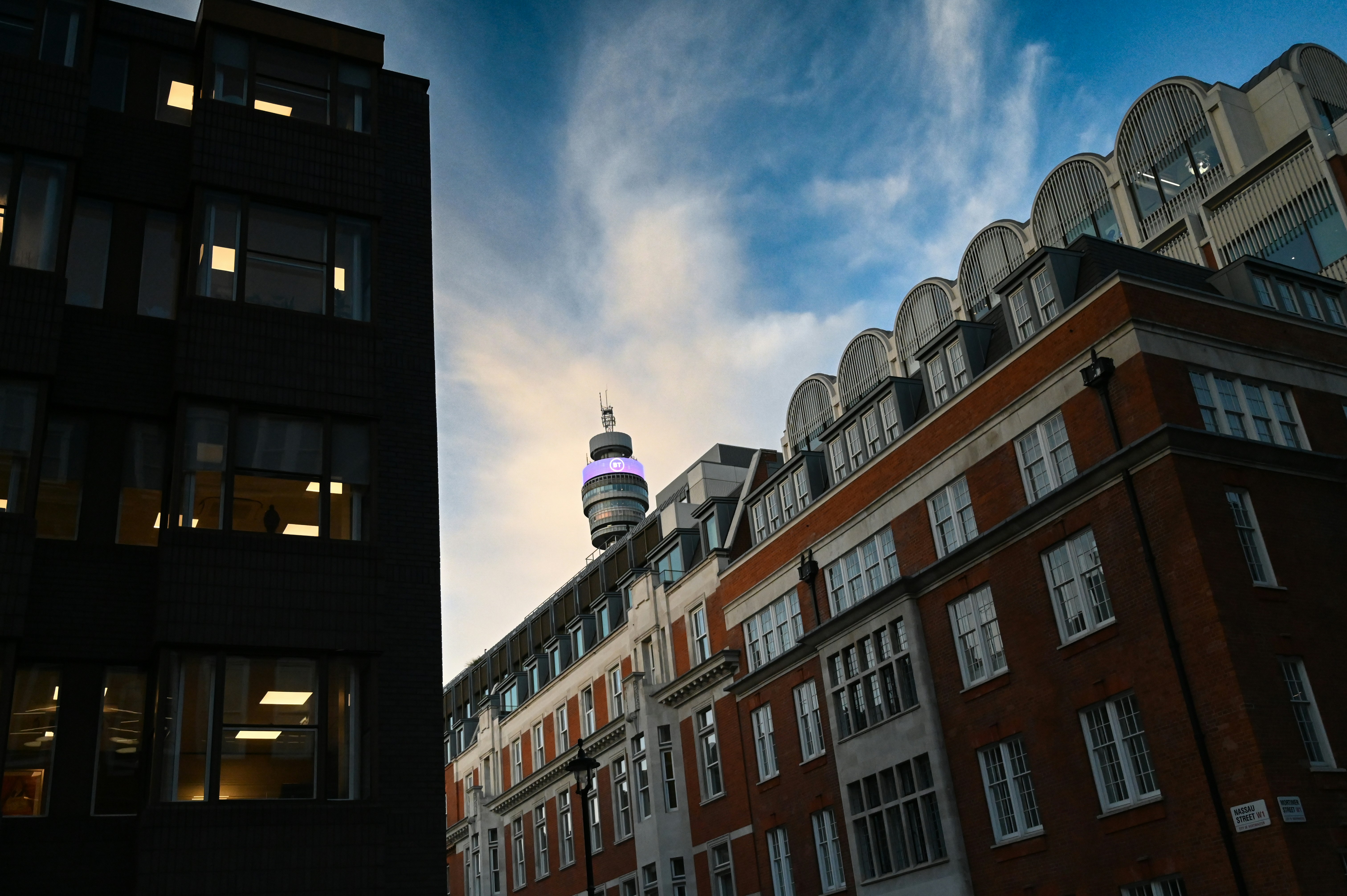Des bâtiments avec une tour sur un ciel nuageux