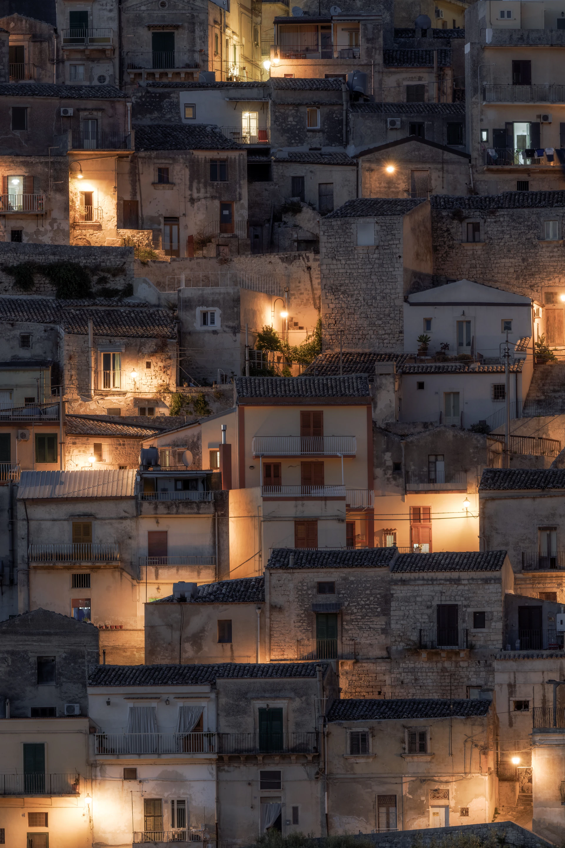 Construção em pedra iluminada ao entardecer — referência arquitetônica