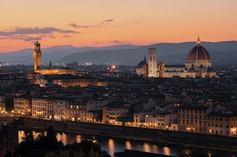 Panorama serale di Firenze con il fiume illuminato