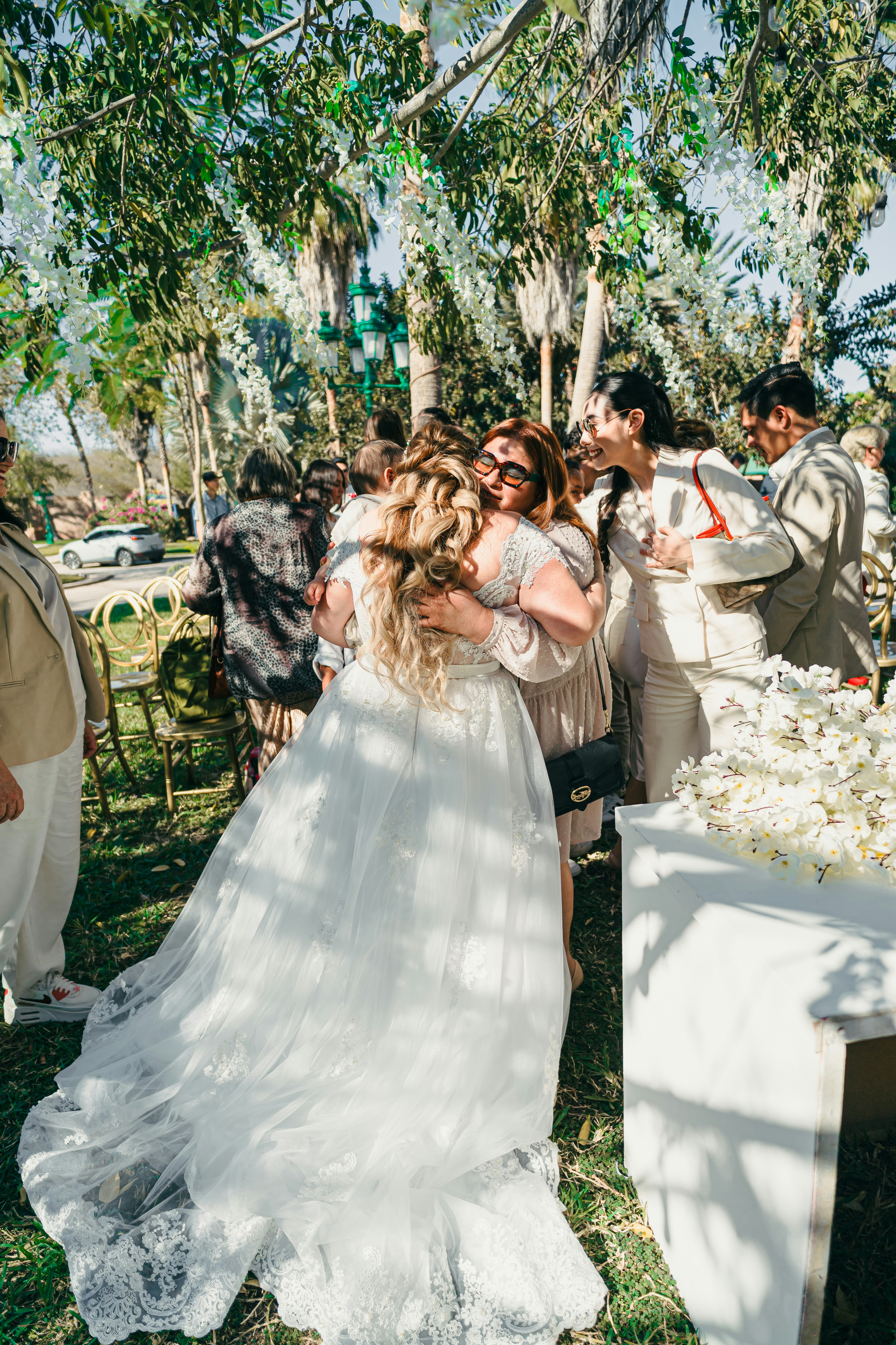 wedding party, wedding celebration, marriage friends, bridal party, ilustrasi artikel The Ultimate Guide to Choosing Your Wedding Party 3