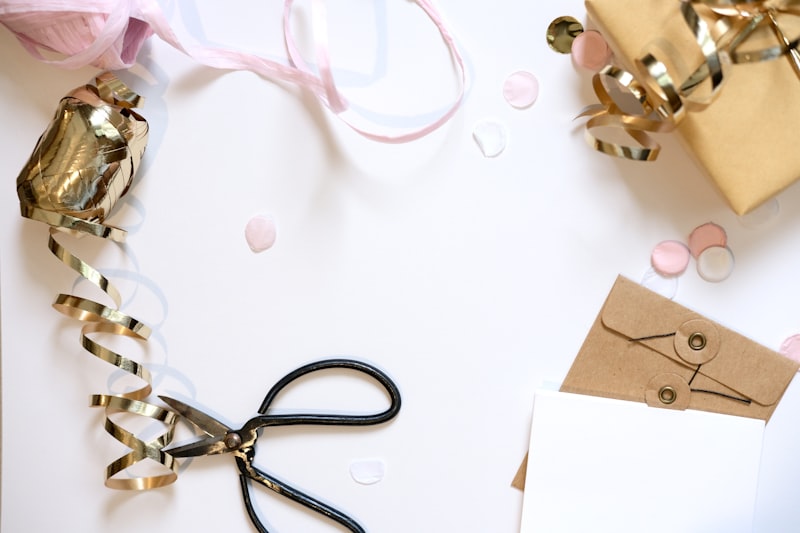 Nastri, carta e confetti organizzati su un tavolo di lavoro