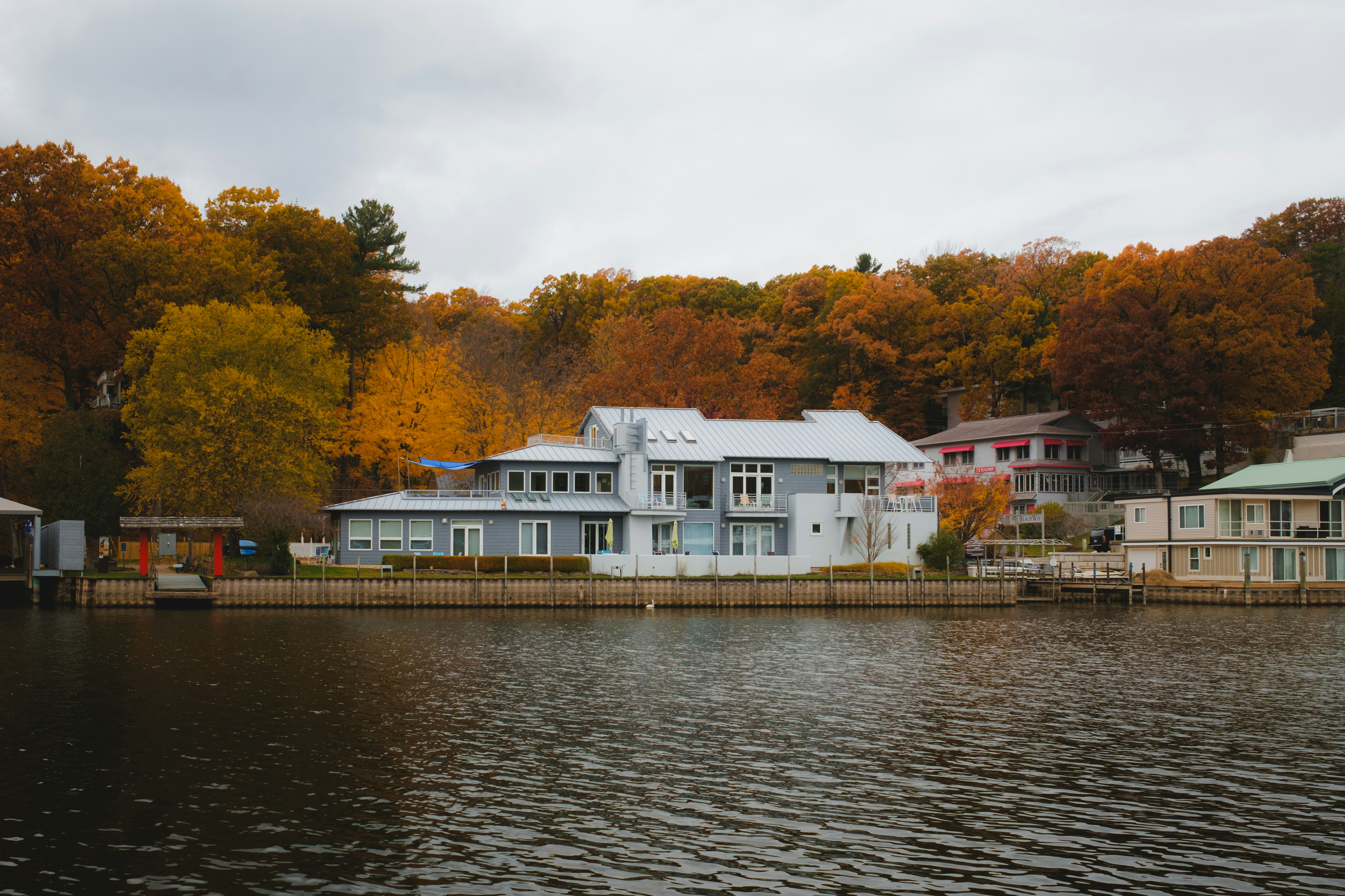 Casas modernas junto a un lago durante el otoño.