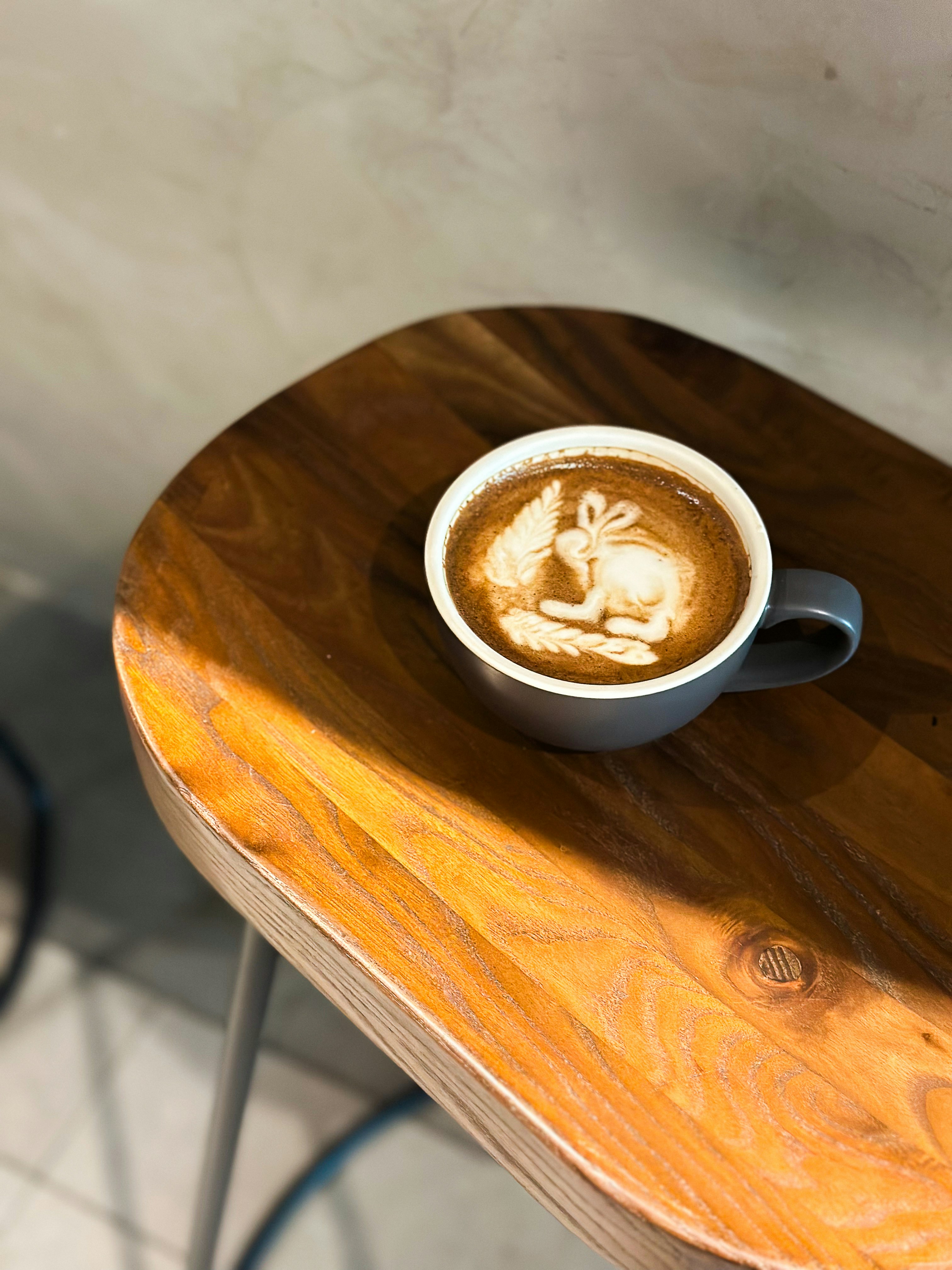Latte art représentant deux lapins dans une tasse