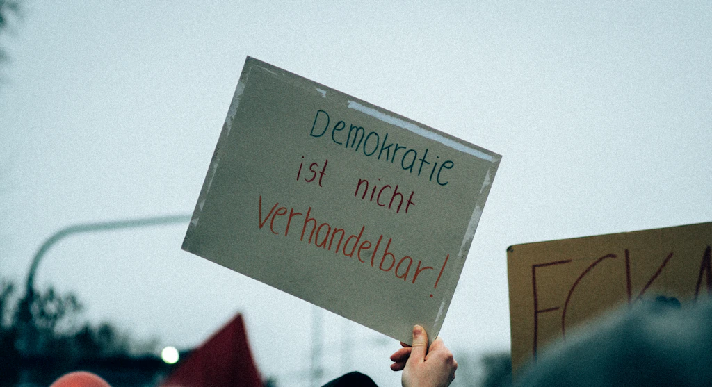 Pancarta ciudadana que afirma que la democracia no es negociable