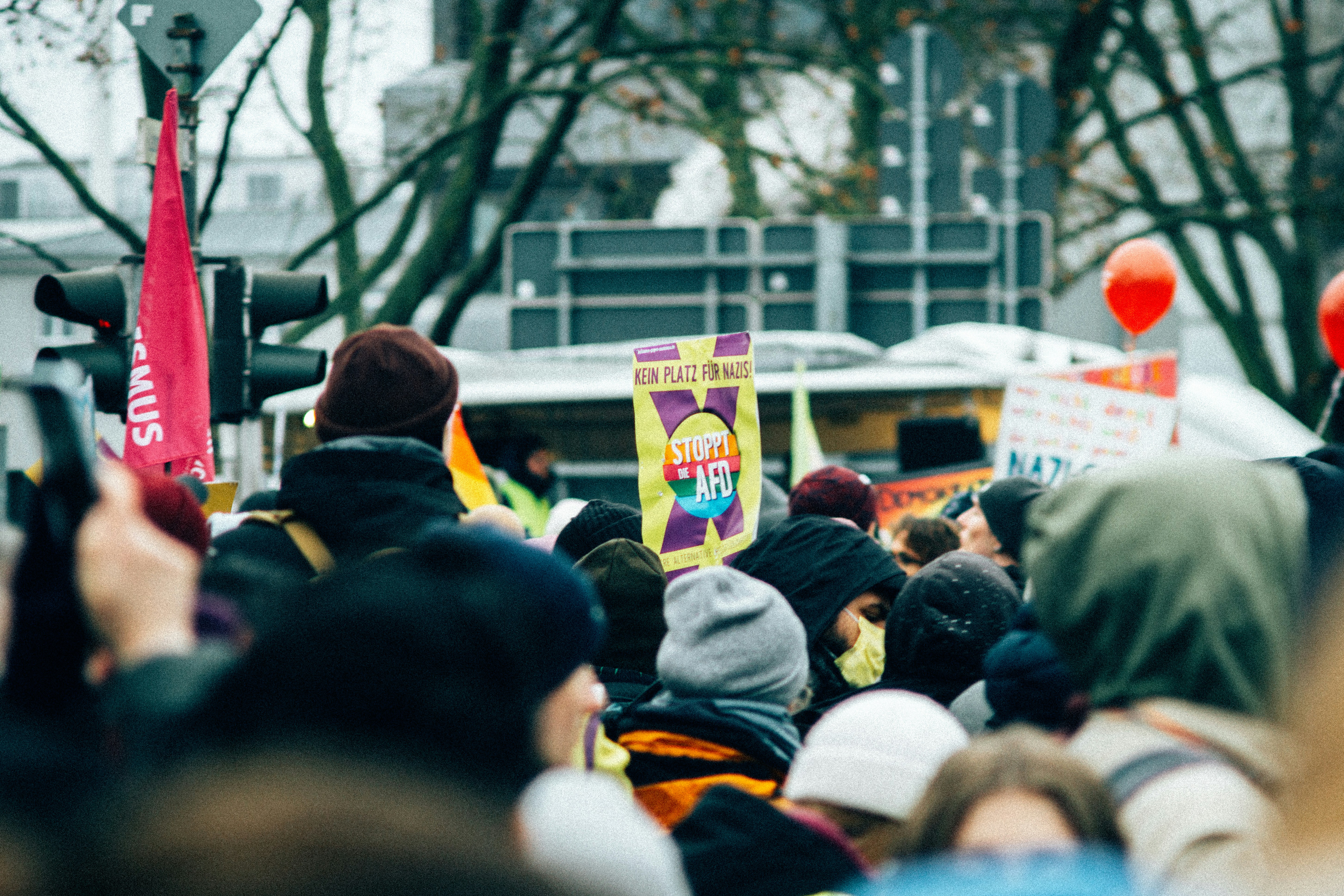 Multitud sosteniendo pancartas en una protesta o manifestación