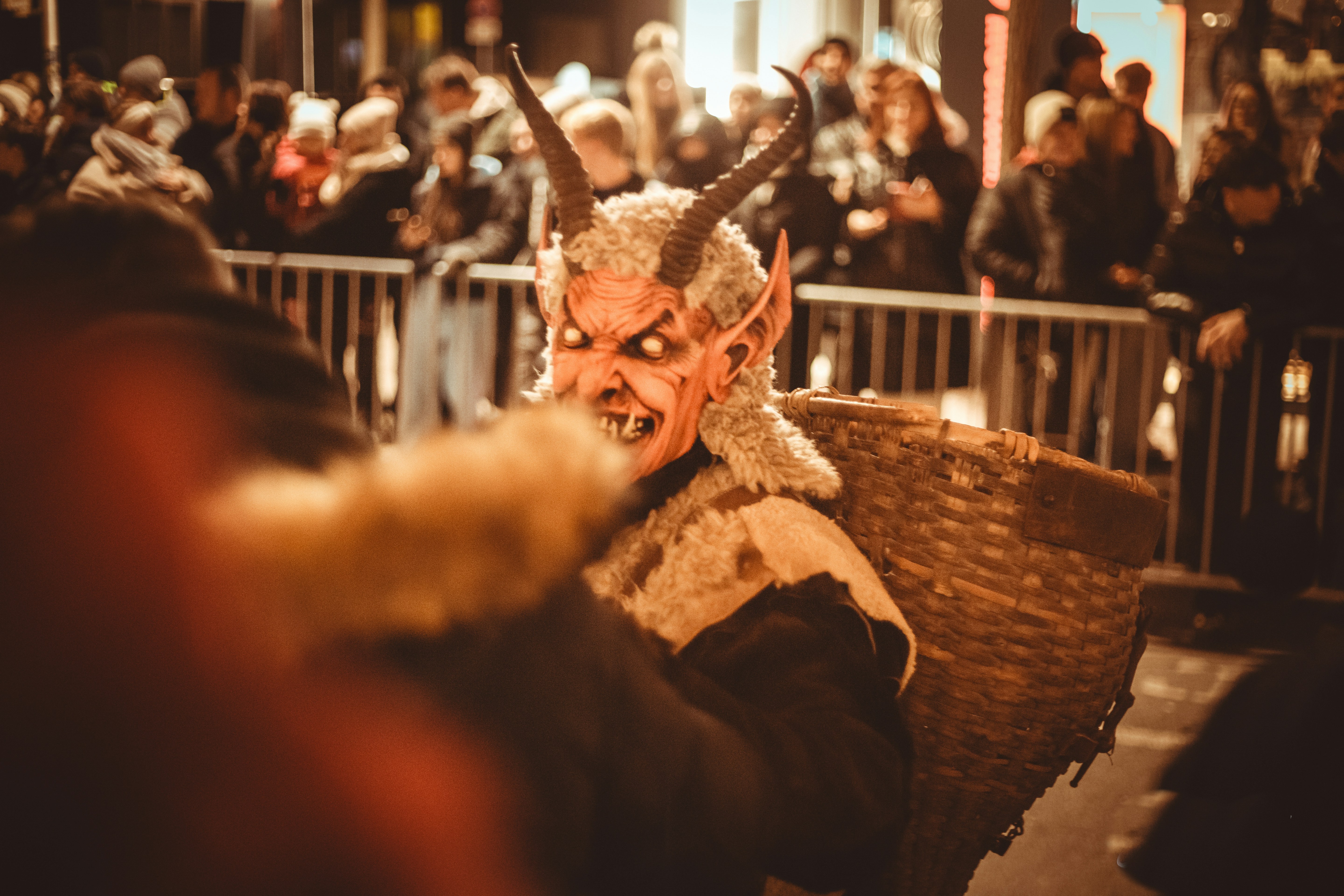 Orang berkostum krampus dengan tanduk dan bulu