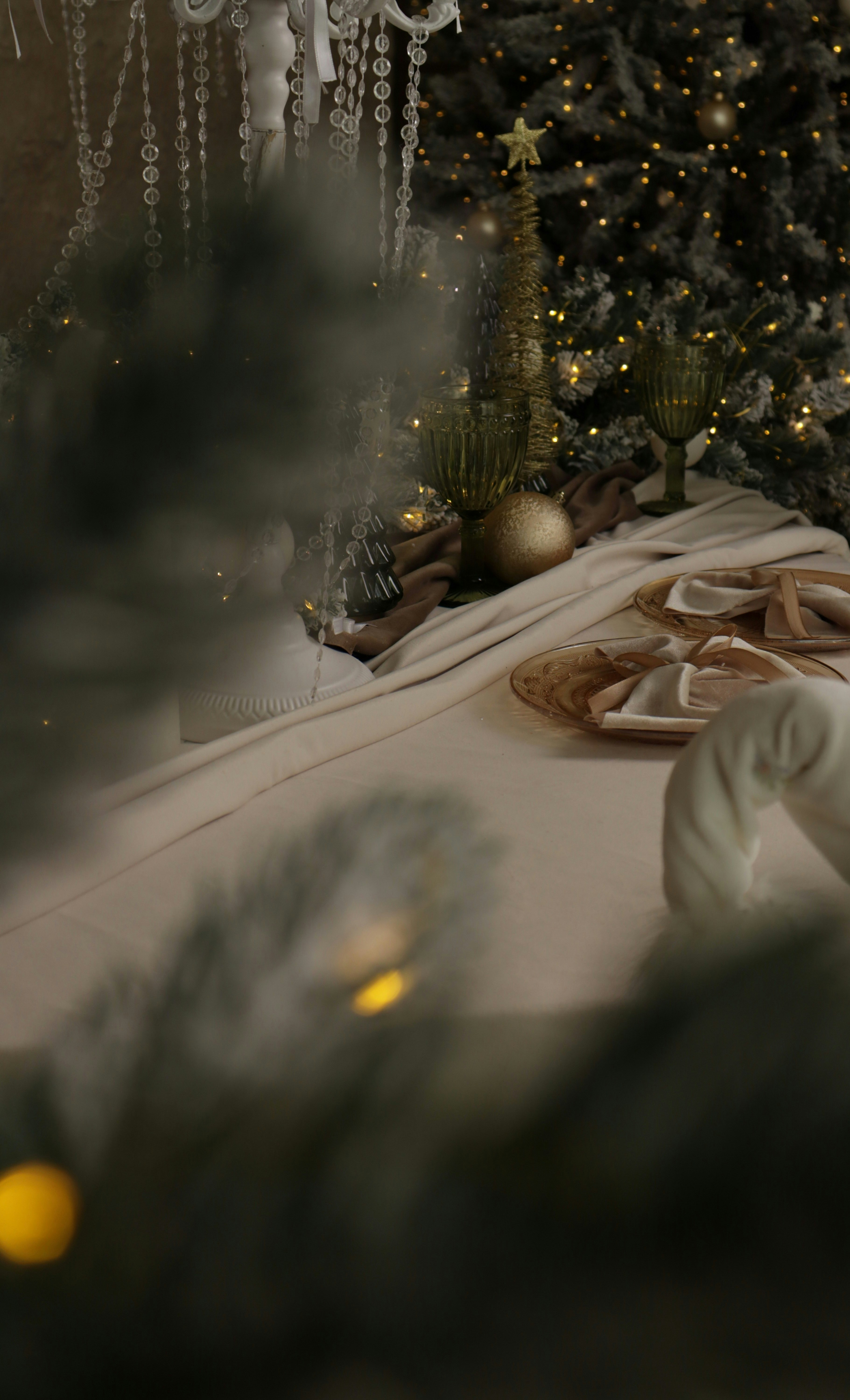 elegant wine glasses cheers, ilustrasi artikel Sip in Style: Your Essential Guide to Wedding Wine & Champagne 2