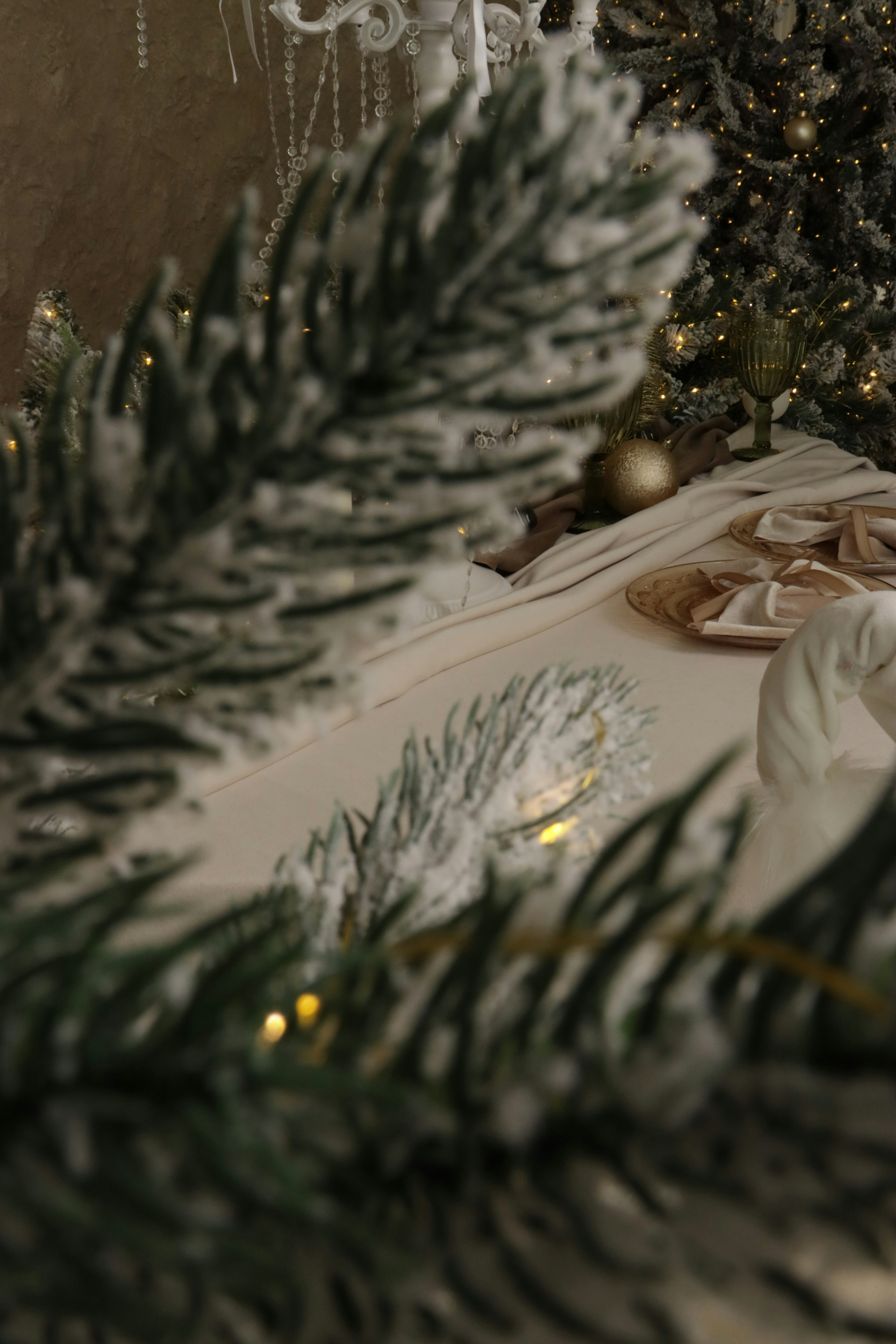 elegant wine glasses cheers, ilustrasi artikel Sip in Style: Your Essential Guide to Wedding Wine & Champagne 3