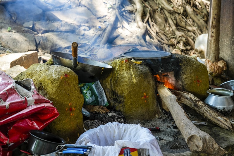 Pentole e padelle su fuoco vivo