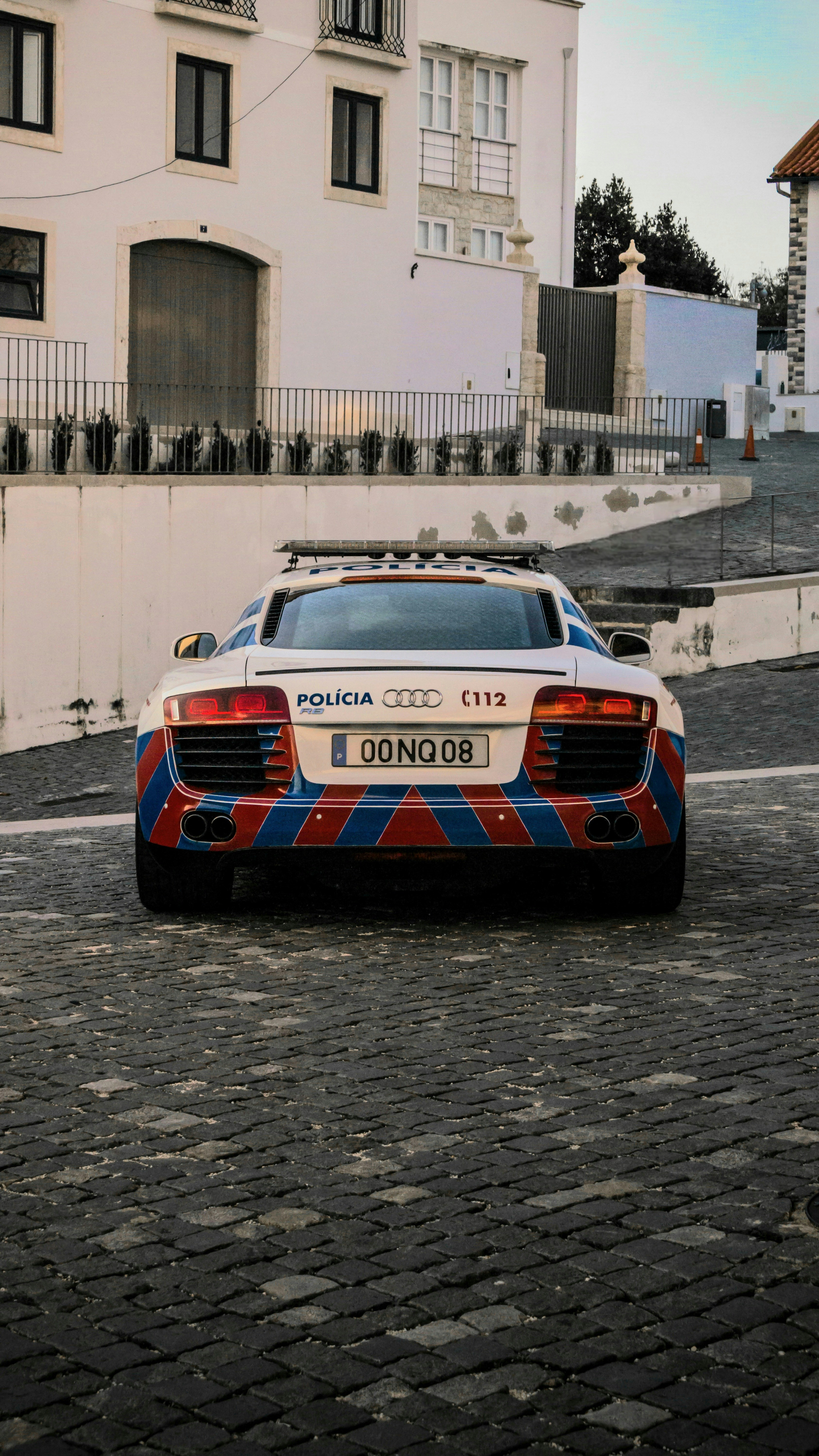 Vue arrière d’une Audi R8 de la police portugaise.