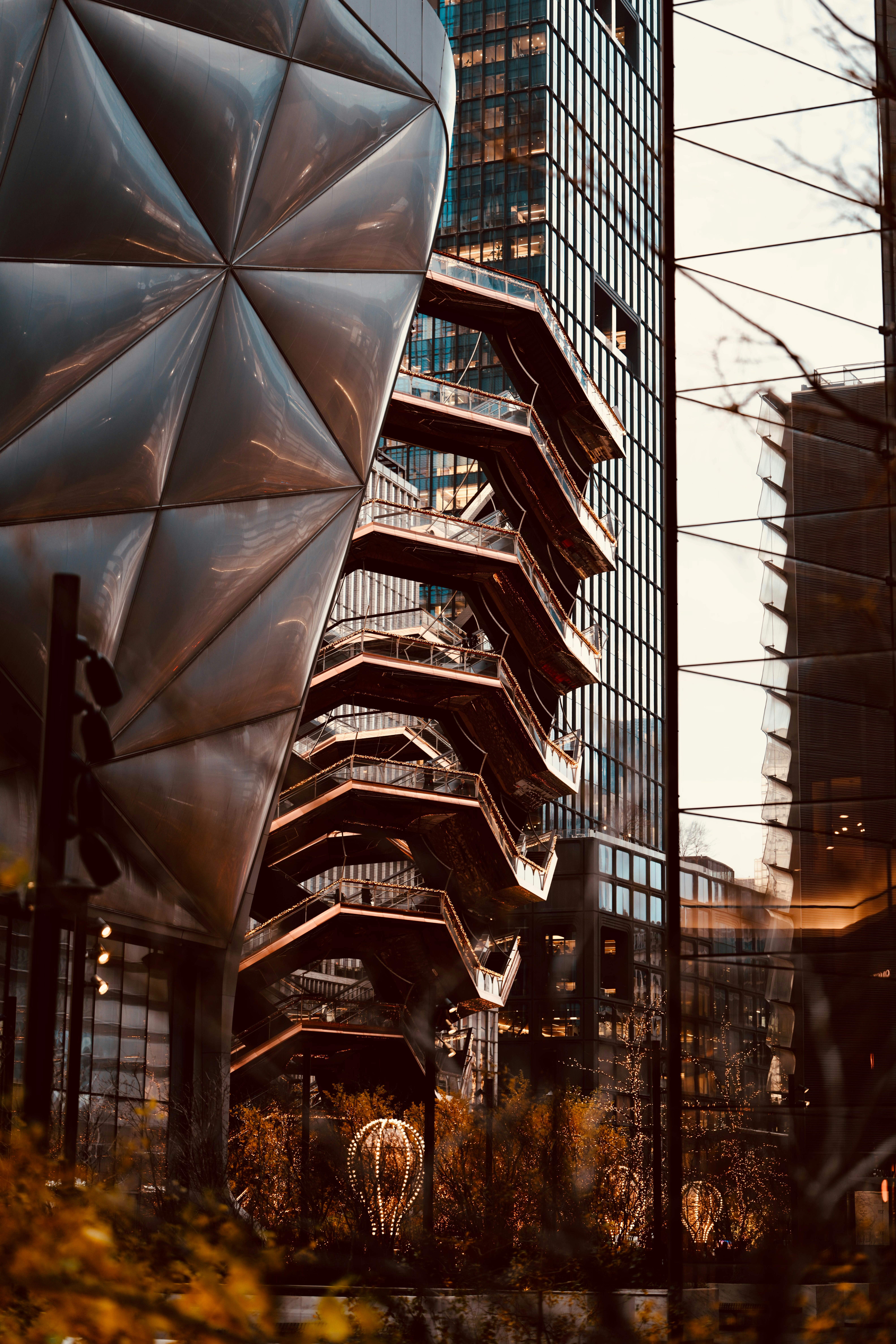 Estructura arquitectónica moderna con patrones geométricos