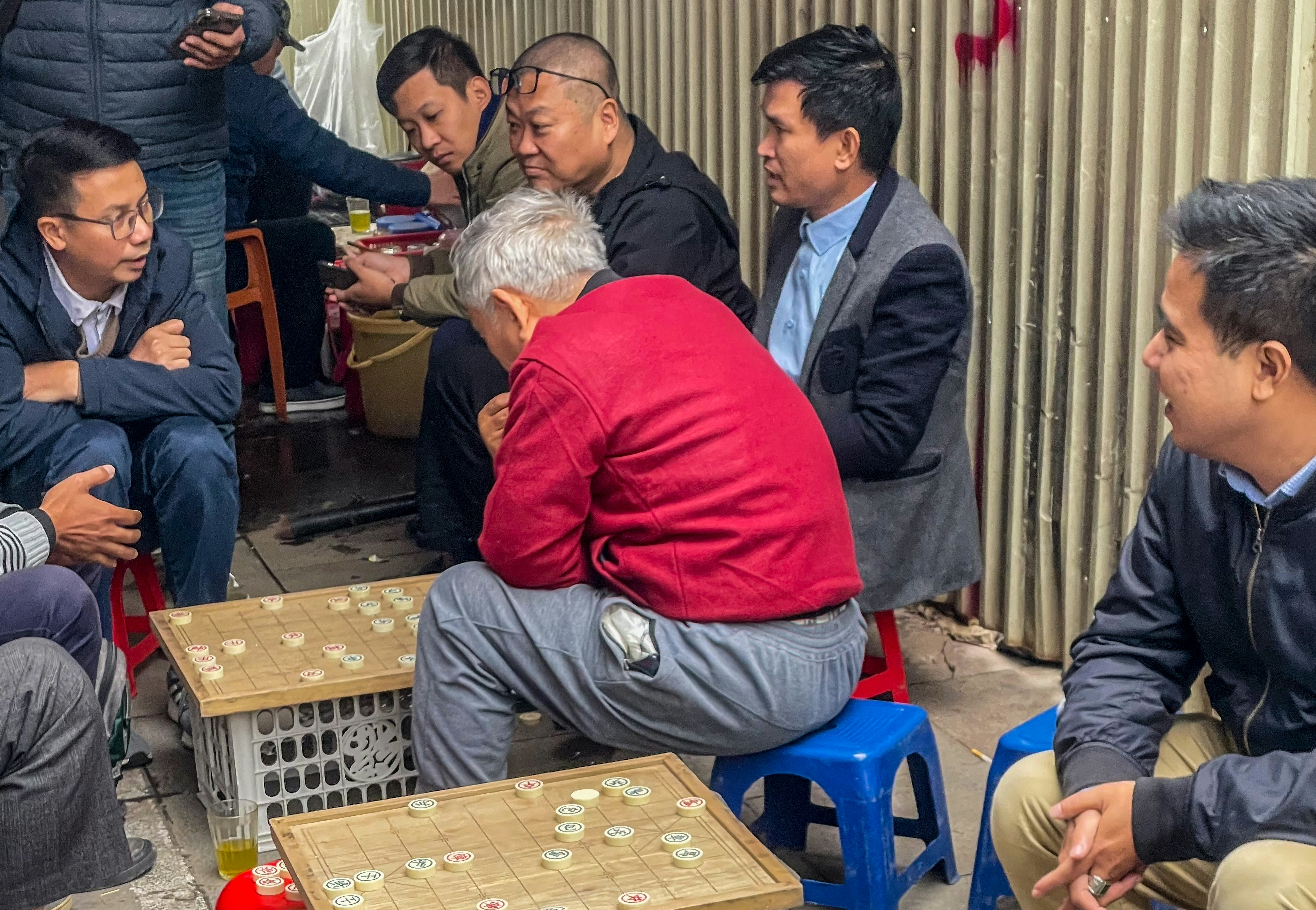 एक ग्रामीण क्षेत्र में दुर्घटनाग्रस्त एक छोटे विमान का मलबा, जिसके आसपास आपातकालीन सेवाओं के कर्मचारी और स्थानीय लोग खड़े हैं।