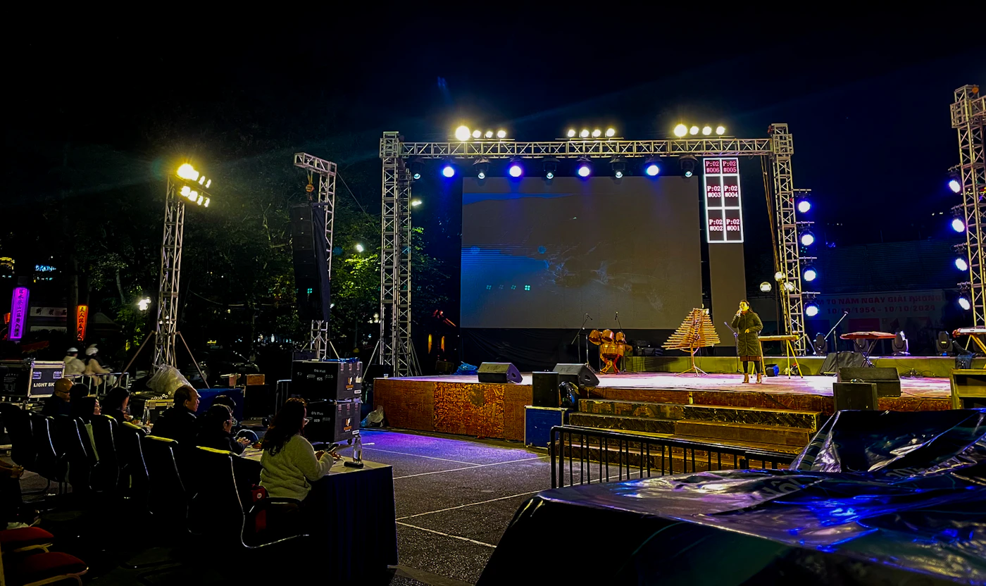 Outdoor stage · screen
