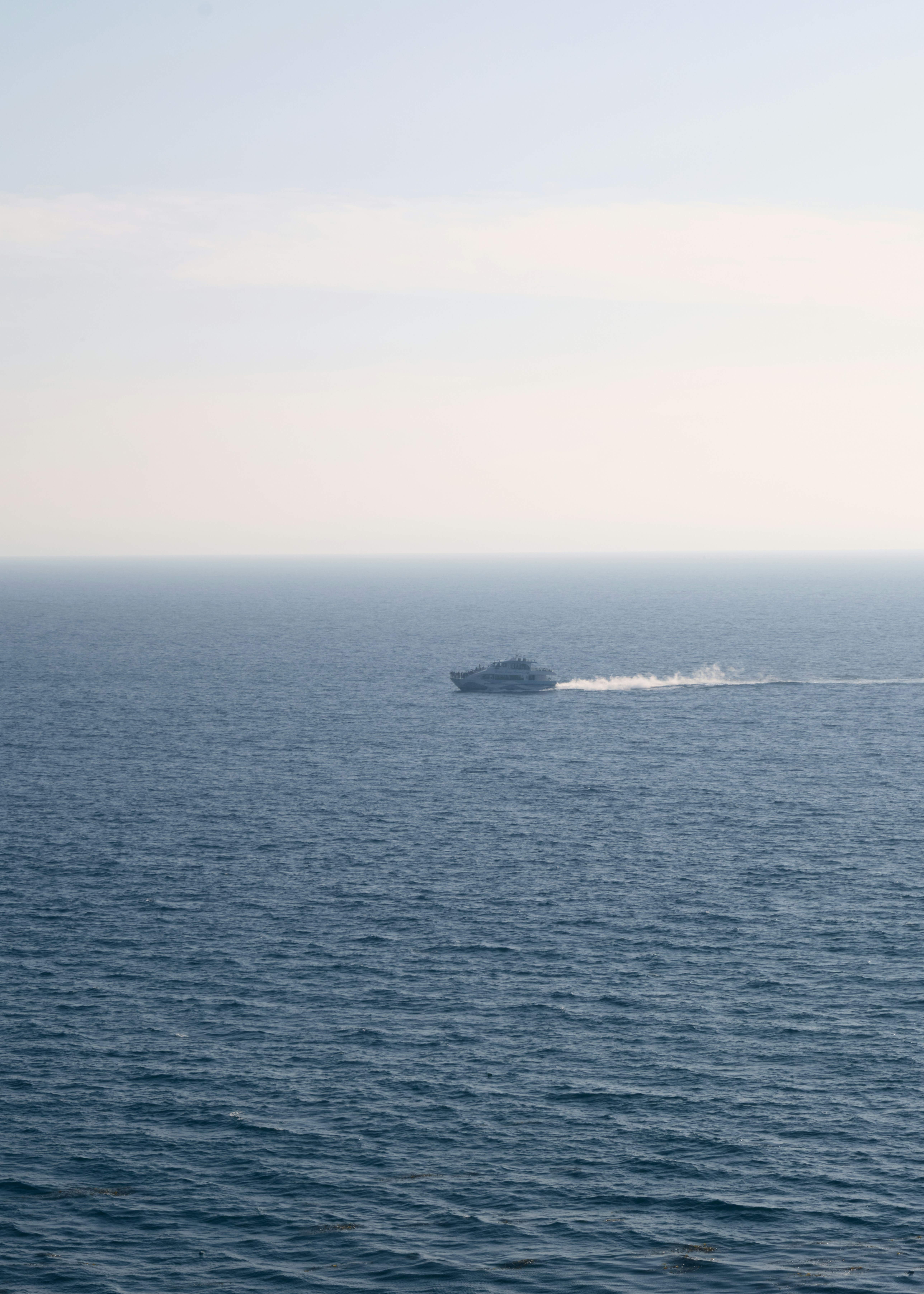 Una barca sfreccia attraverso l'oceano blu.