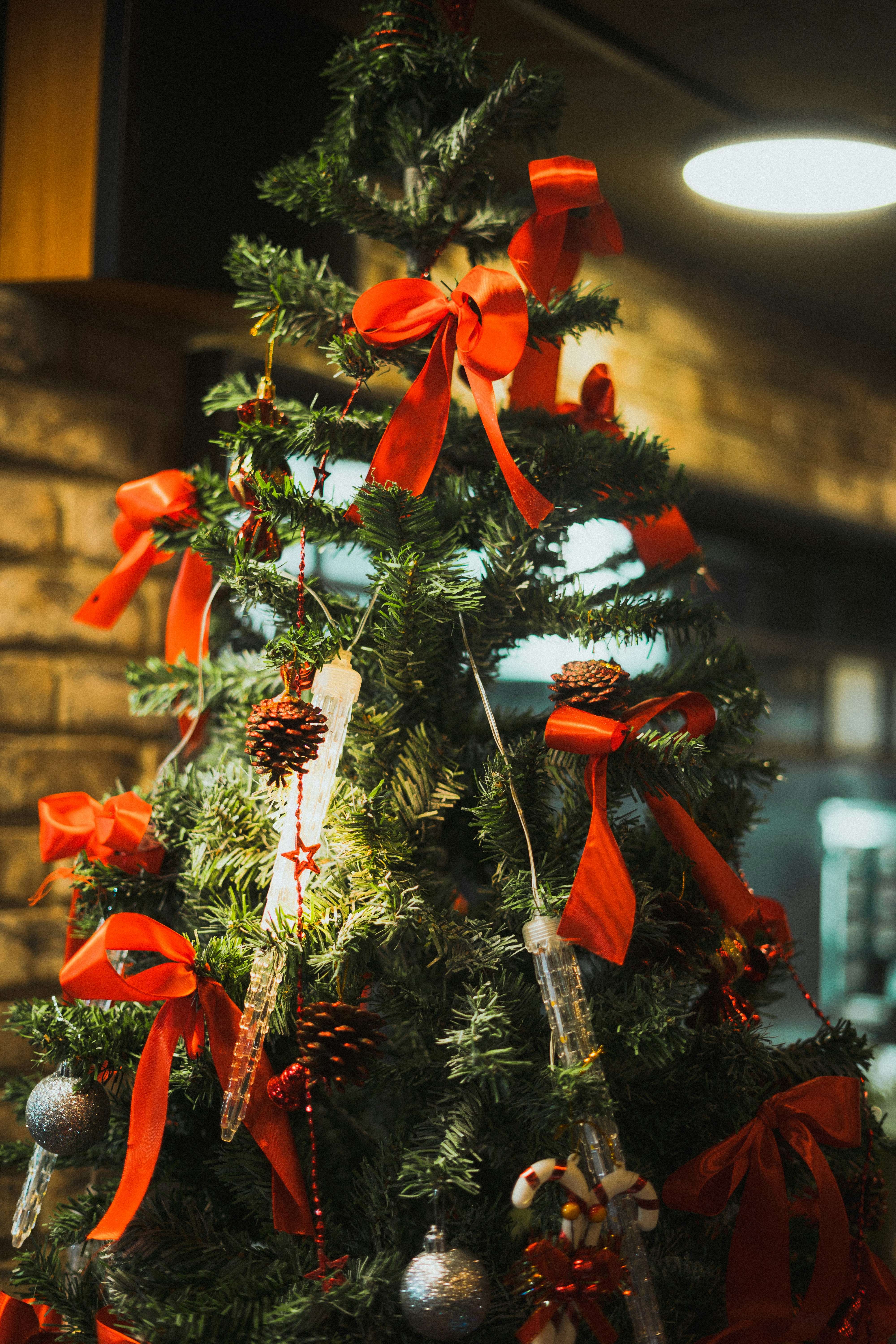 A decorated christmas tree with red bows and ornaments. photo – Free ...