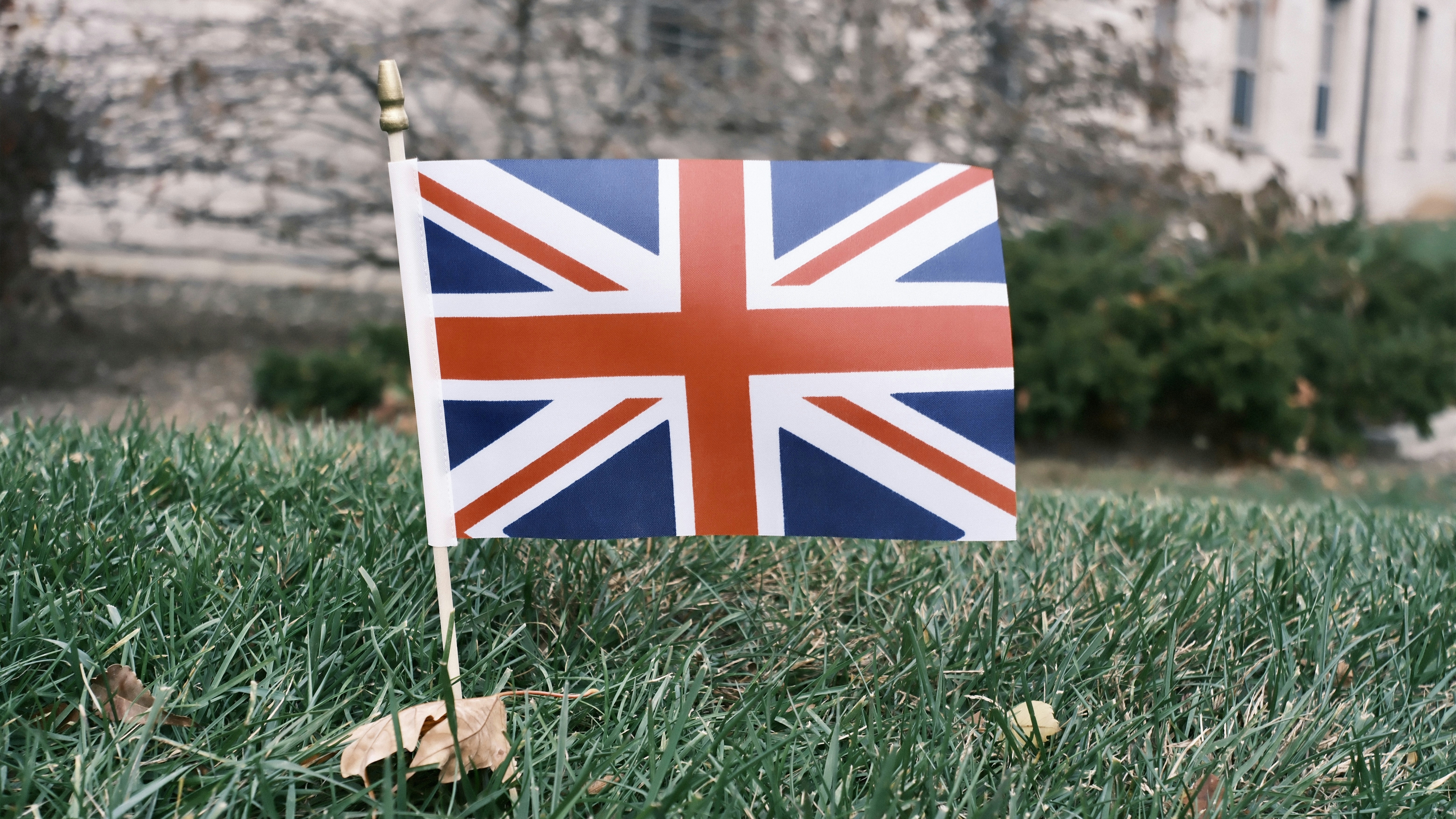 Stay online in the United Kingdom with a prepaid eSIM from eSIMlii. Instant activation, no roaming charges, and reliable coverage.