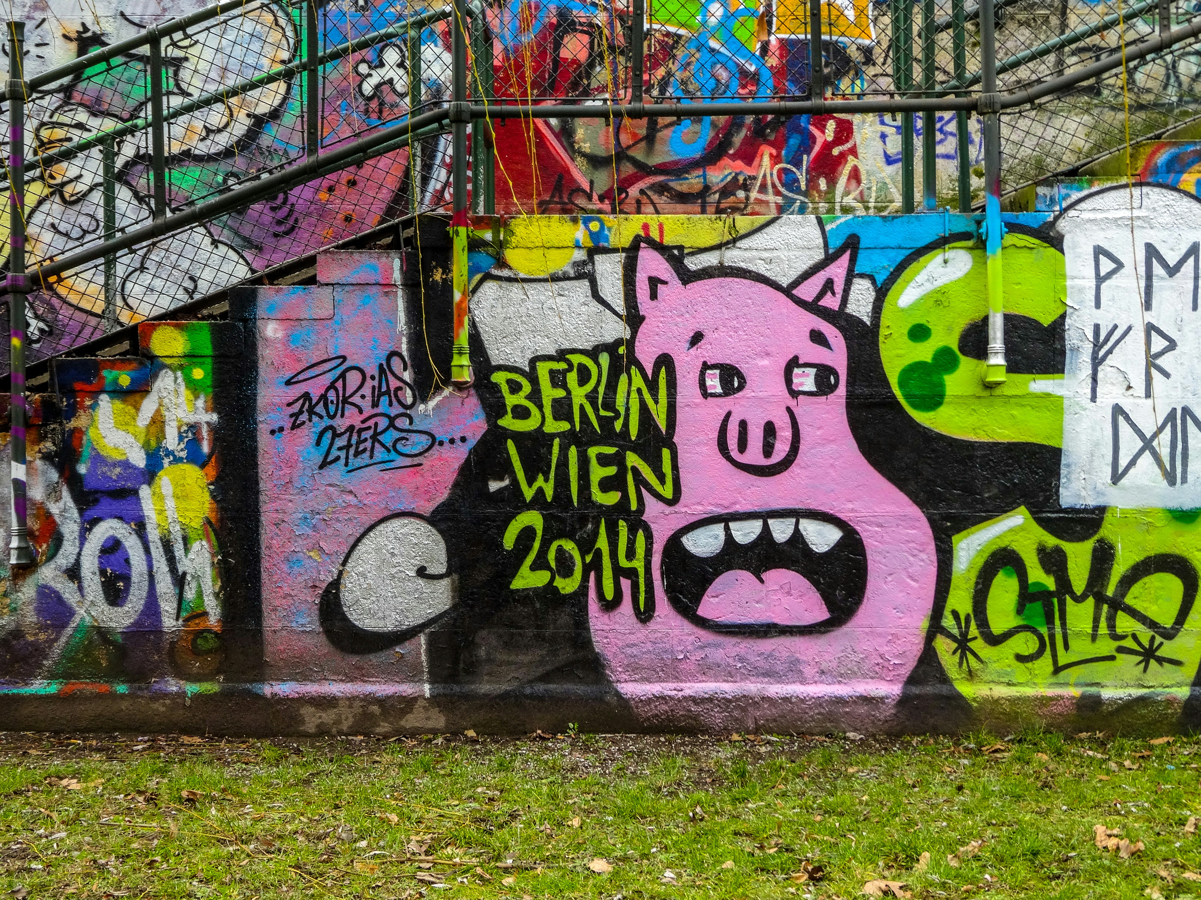 Arte de grafite de um porco rosa com a boca aberta