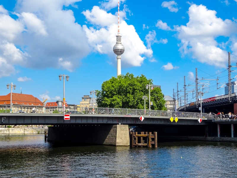 Berliner Fernsehturm und Brücke über den Fluss
