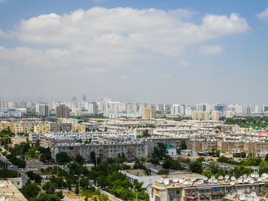 Sprawling city skyline with many apartment buildings — Ashgabat, Turkmenistan