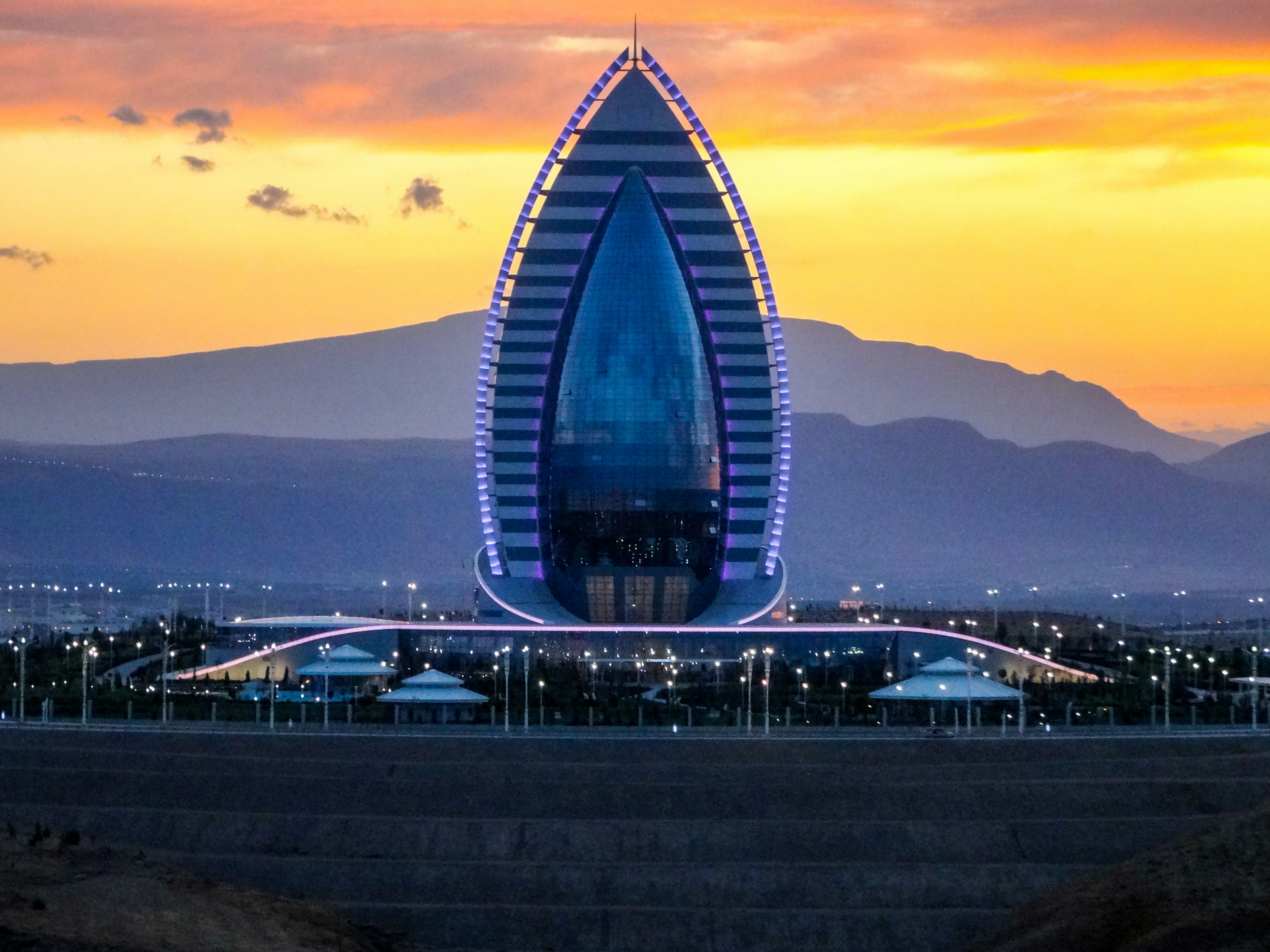 Туркменістан зустрічає новий рік з криптобіржами, майнерами.