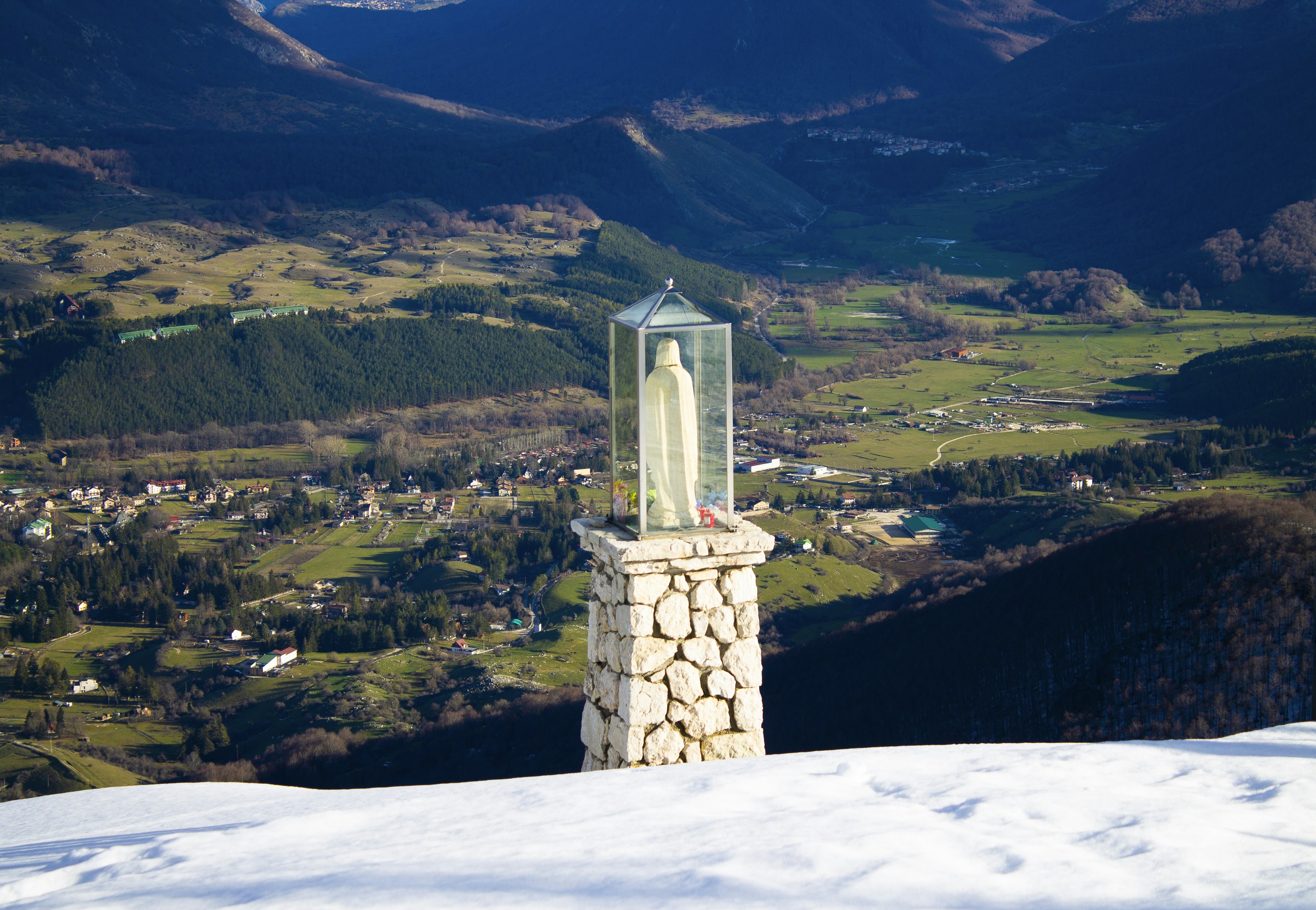 Statue dans une vitrine au sommet de la montagne