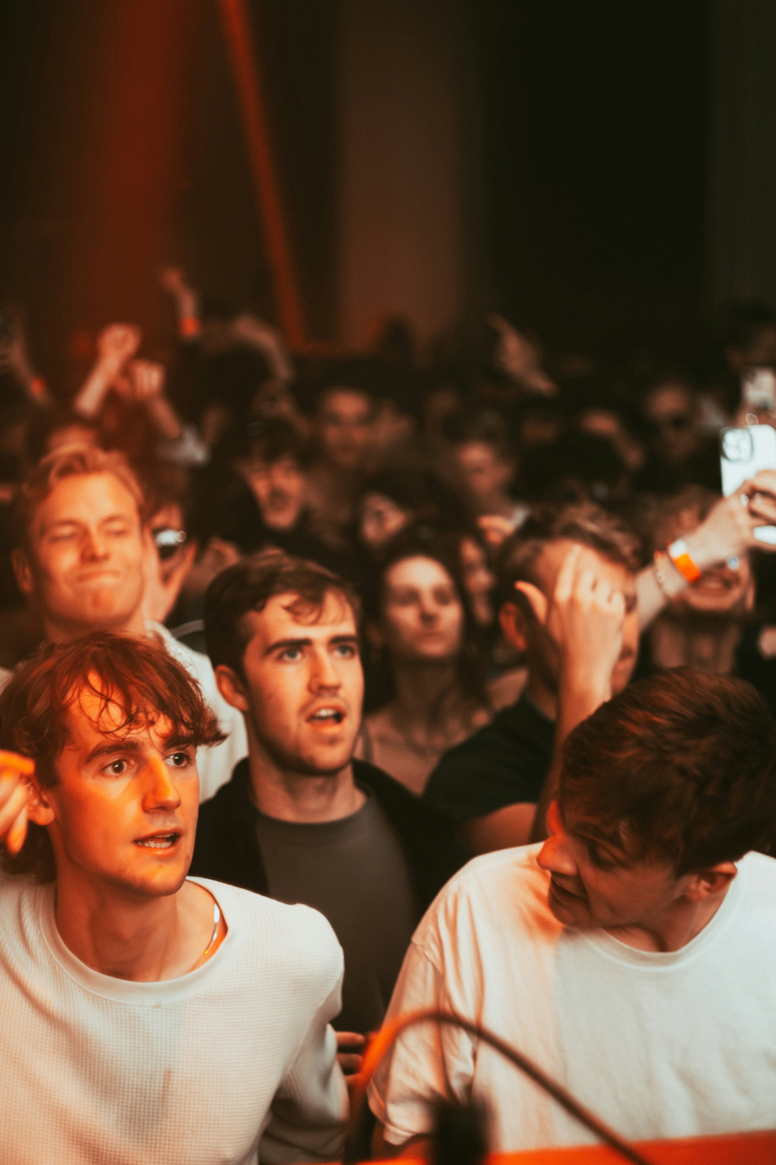 Kerumunan orang di konser dengan lampu merah