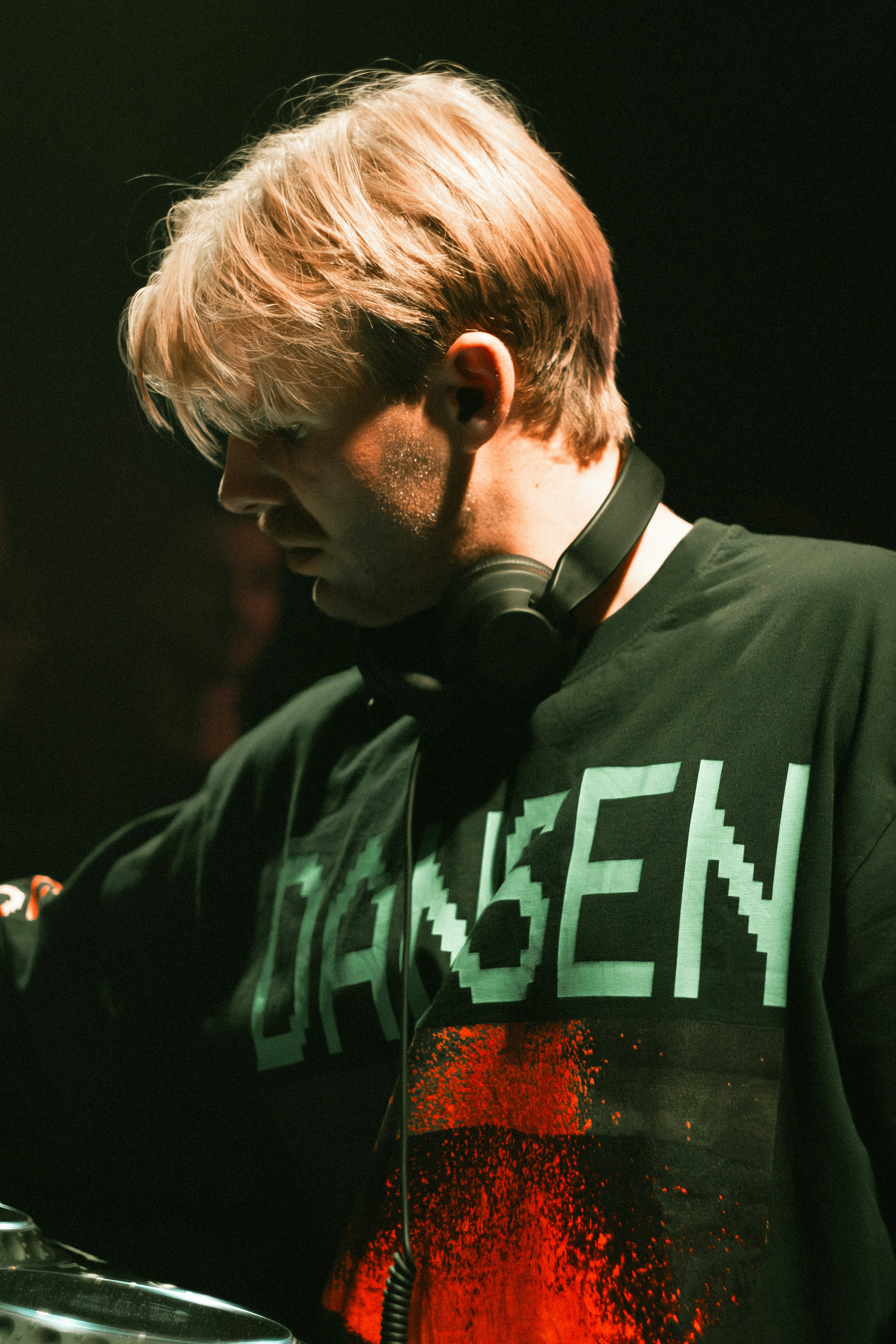 Dj mengenakan headphone dan kaus hitam