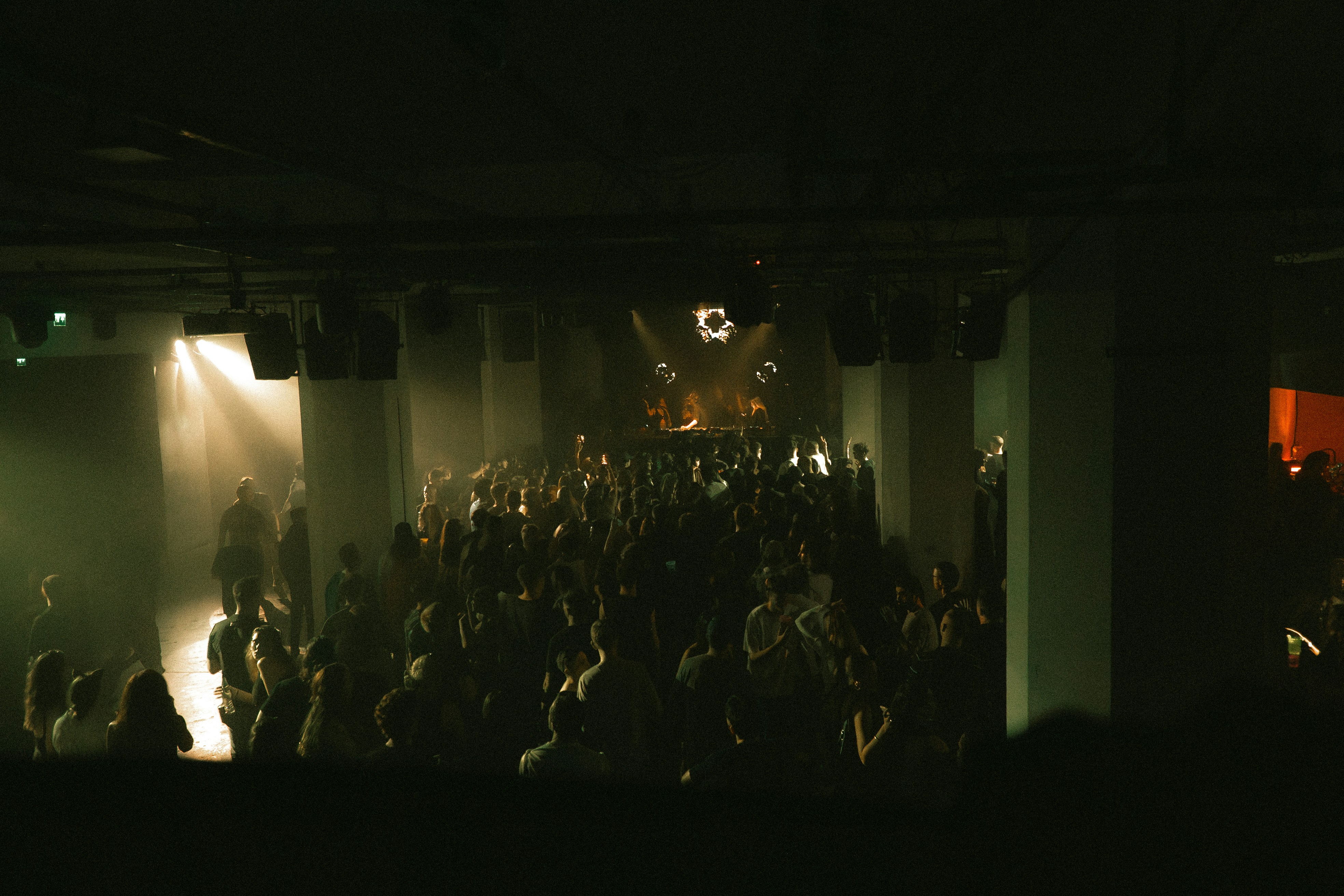 Público ingresando a un recinto antes de un concierto