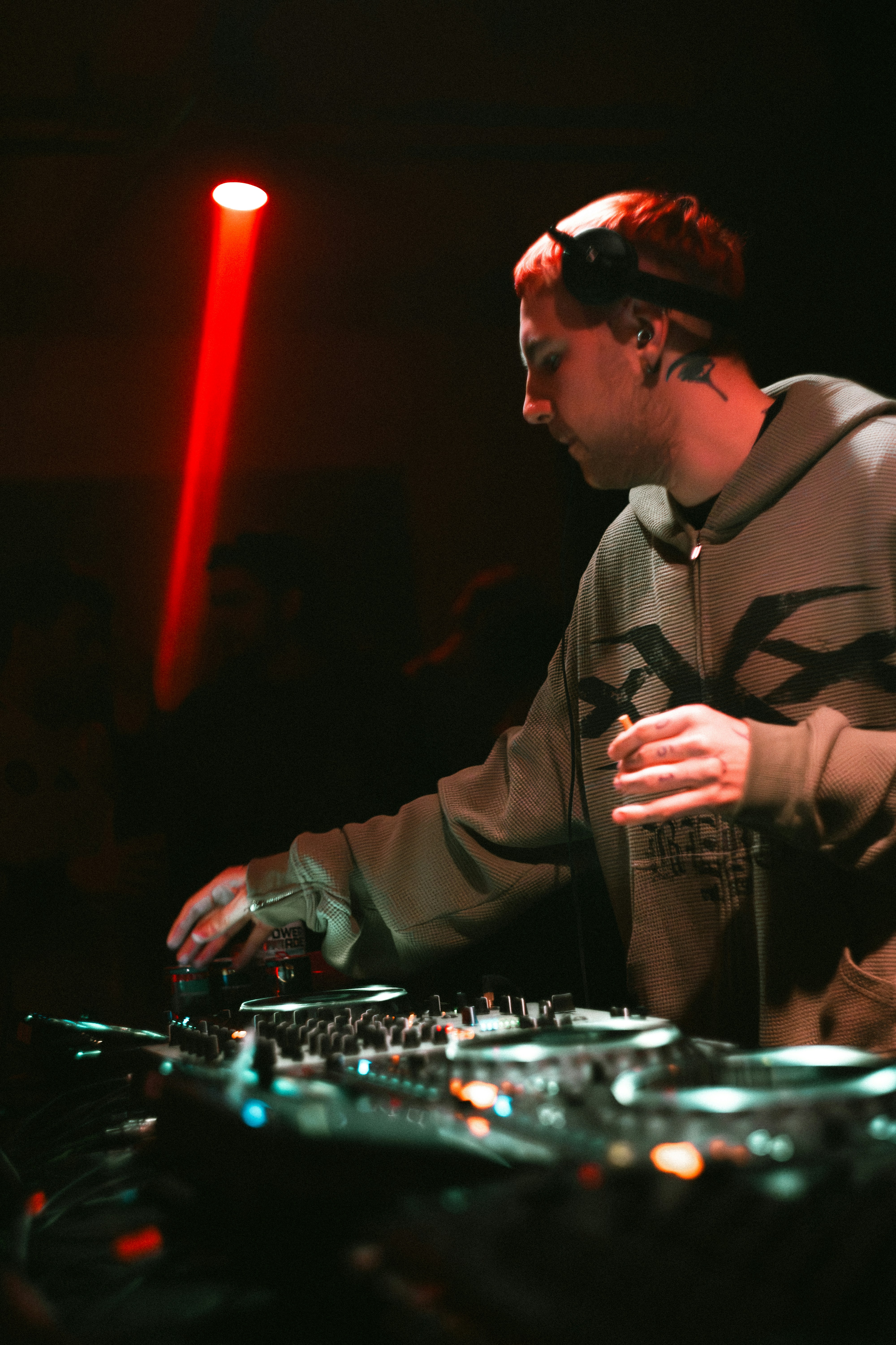 DJ che si esibisce con cuffie e giradischi