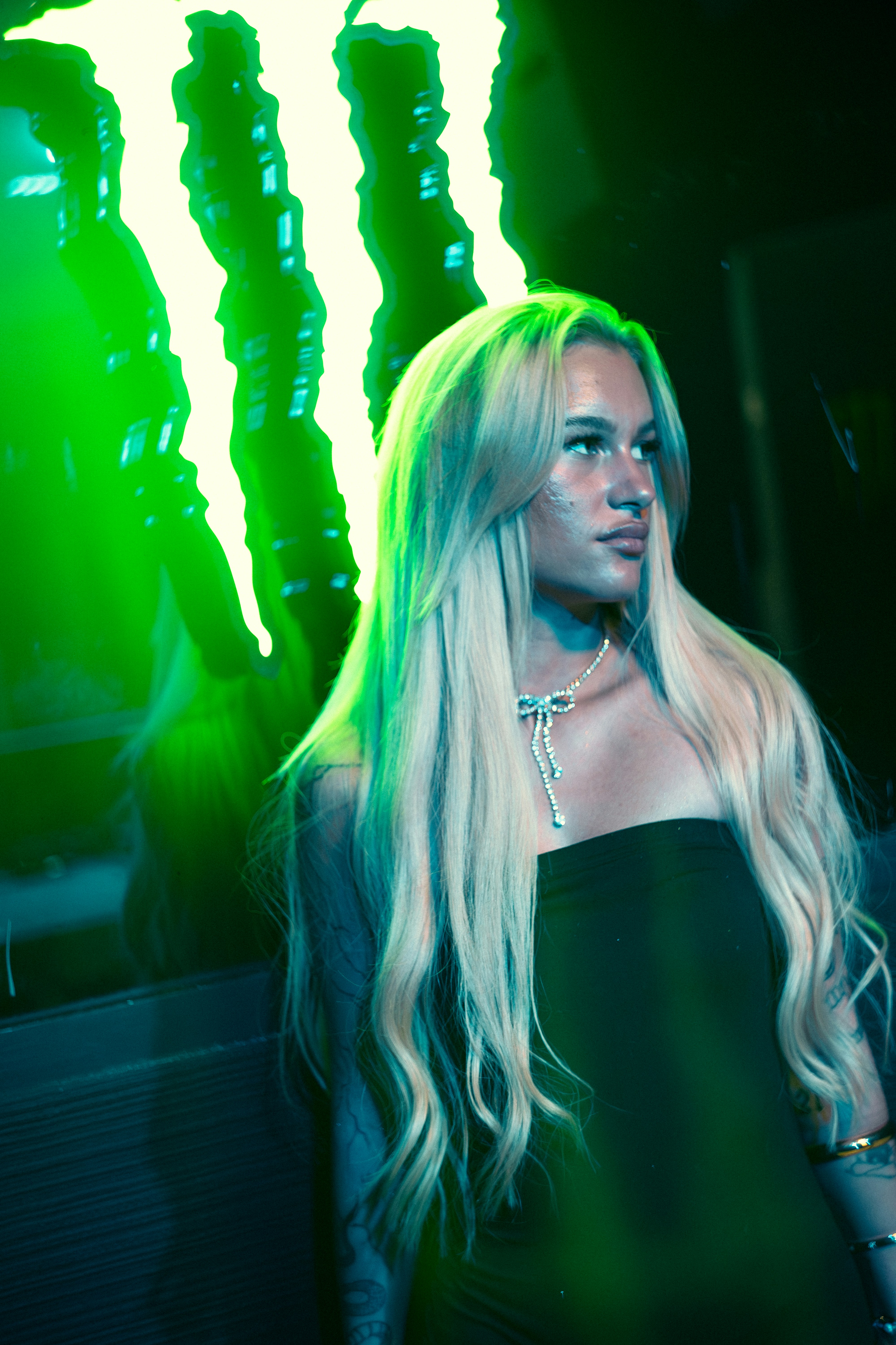 Frau mit langen blonden Haaren nahe grünen Lichtern