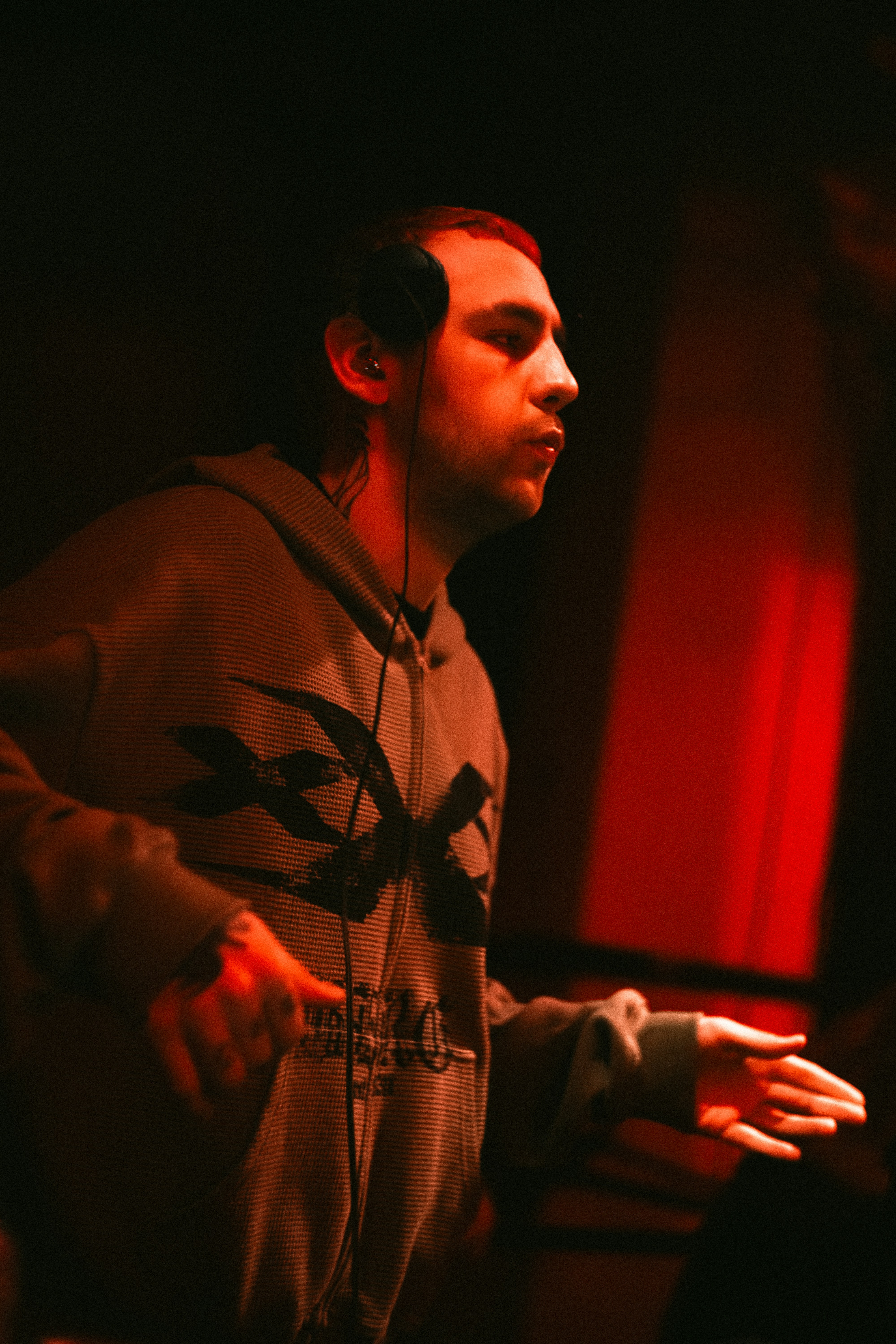 DJ mit Kopfhörern tritt auf der Bühne auf