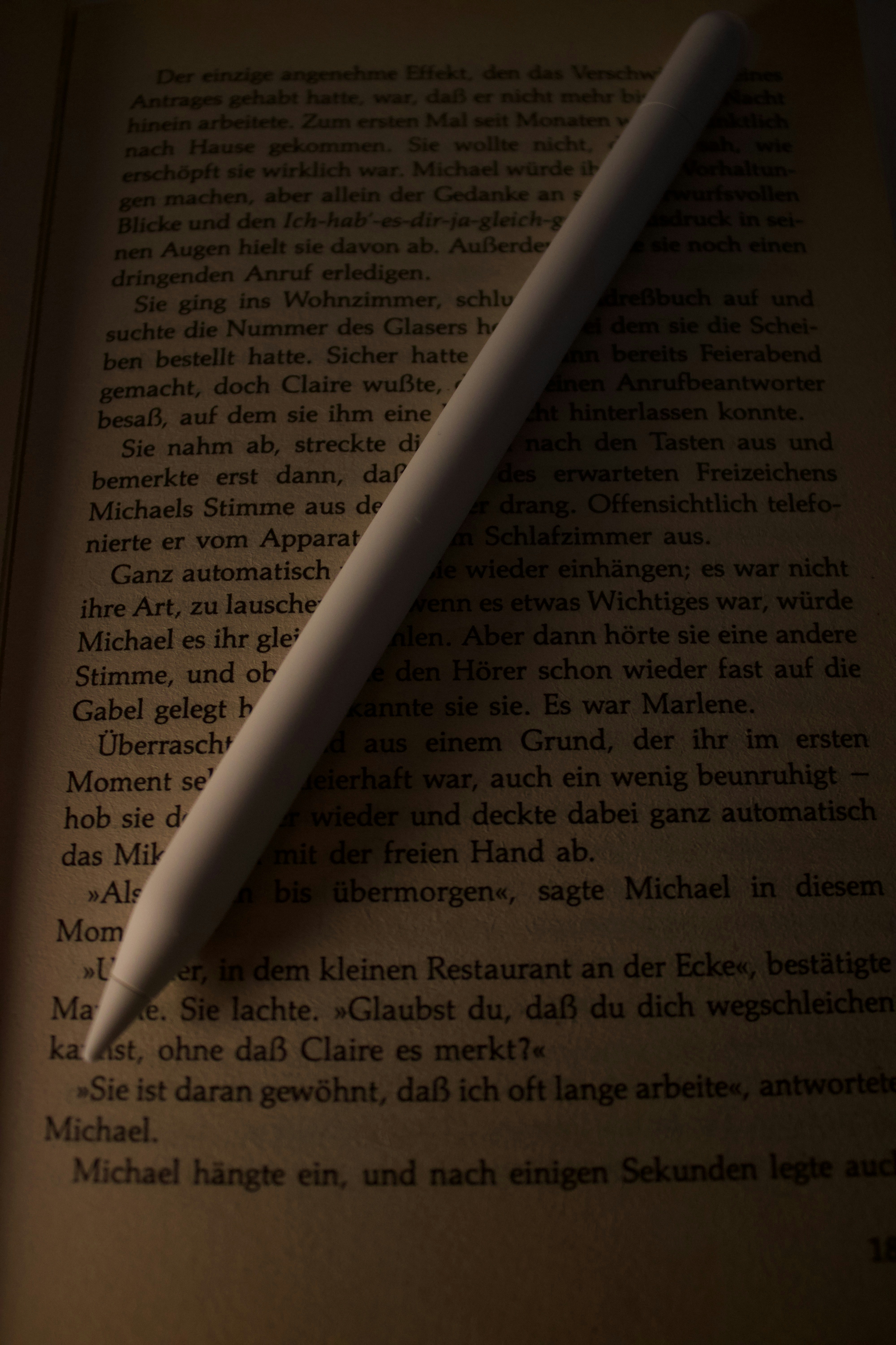 Stift ruht auf einem offenen Buch